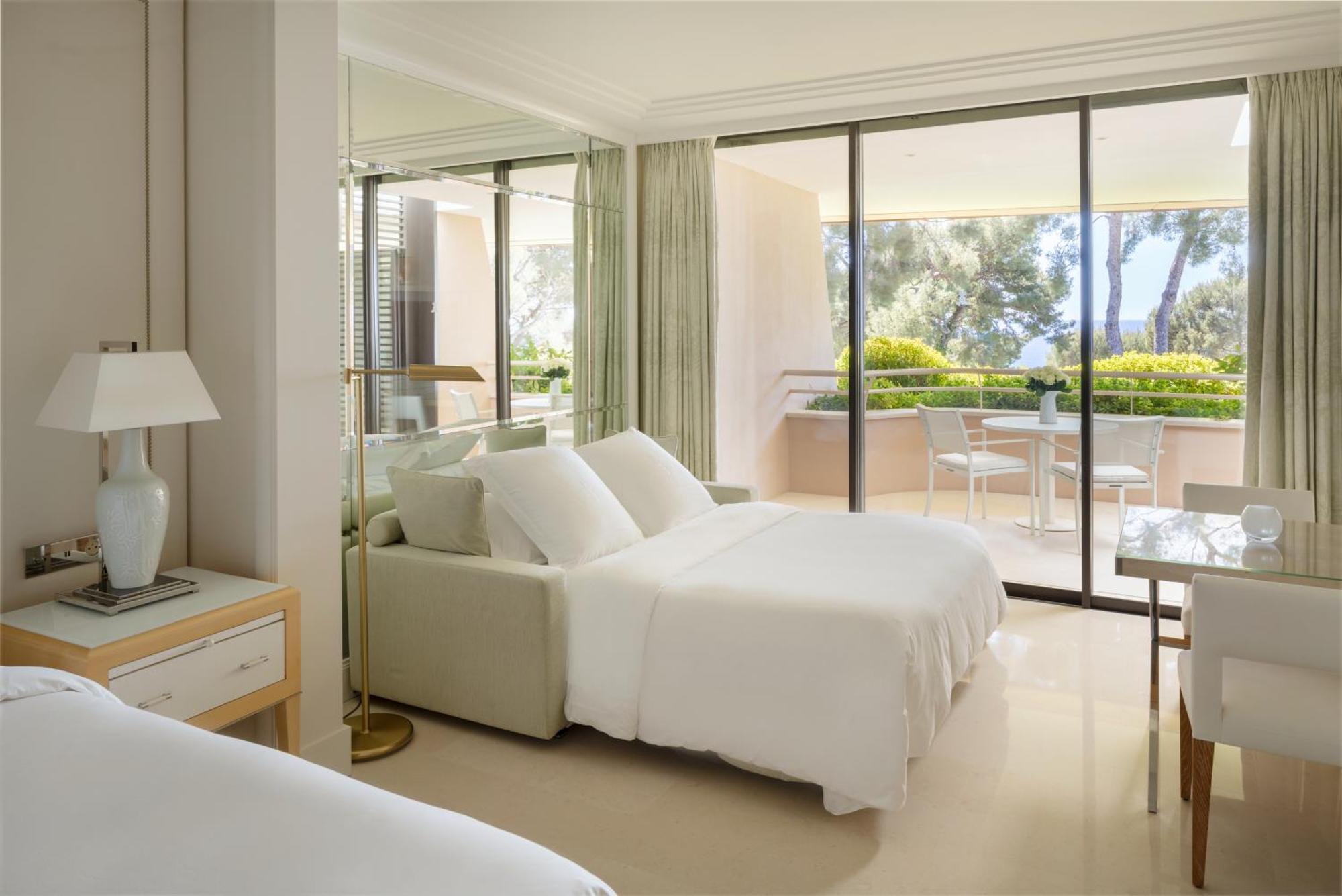Deluxe Terrace Room King bed