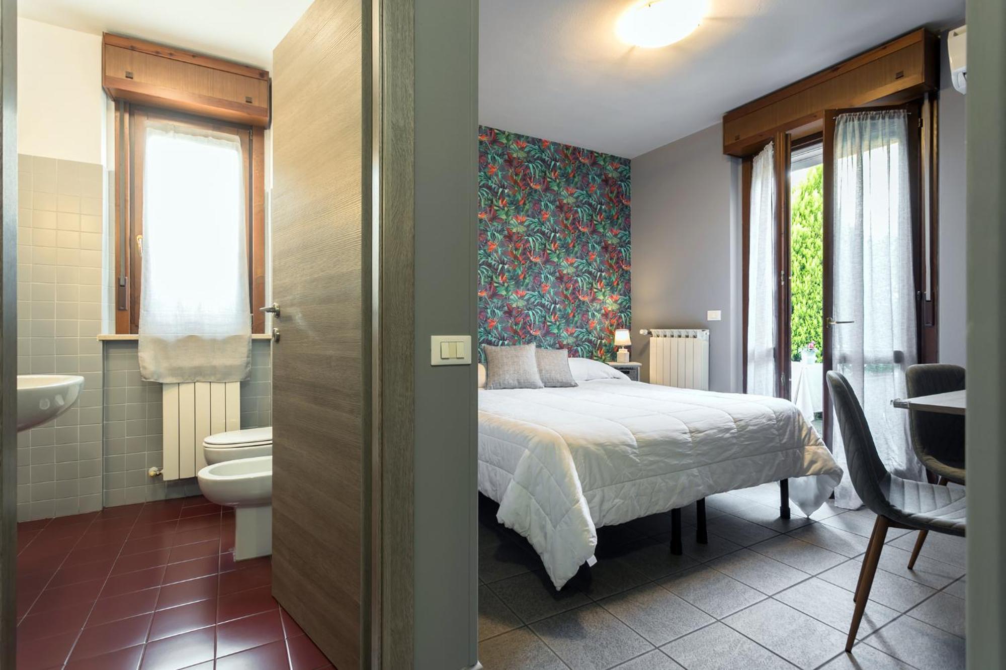 Deluxe Double Room Shower