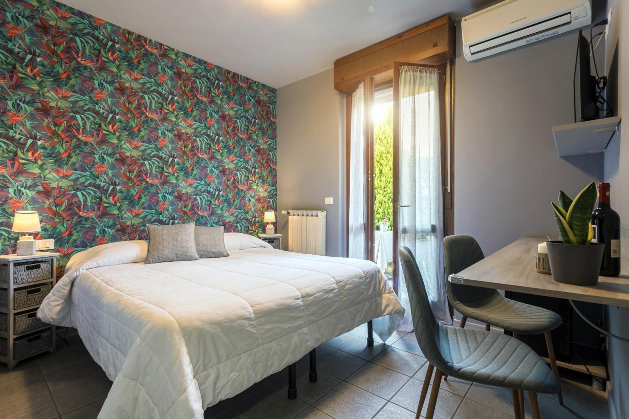 Deluxe Double Room Shower
