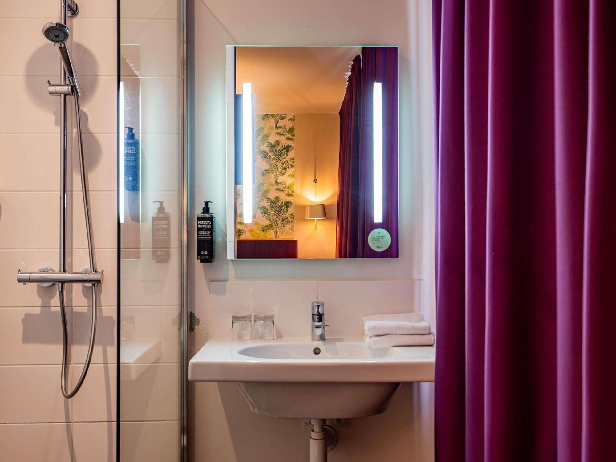Standaard Kamer met 1 Tweepersoonsbed en 1 Eenpersoonsbed