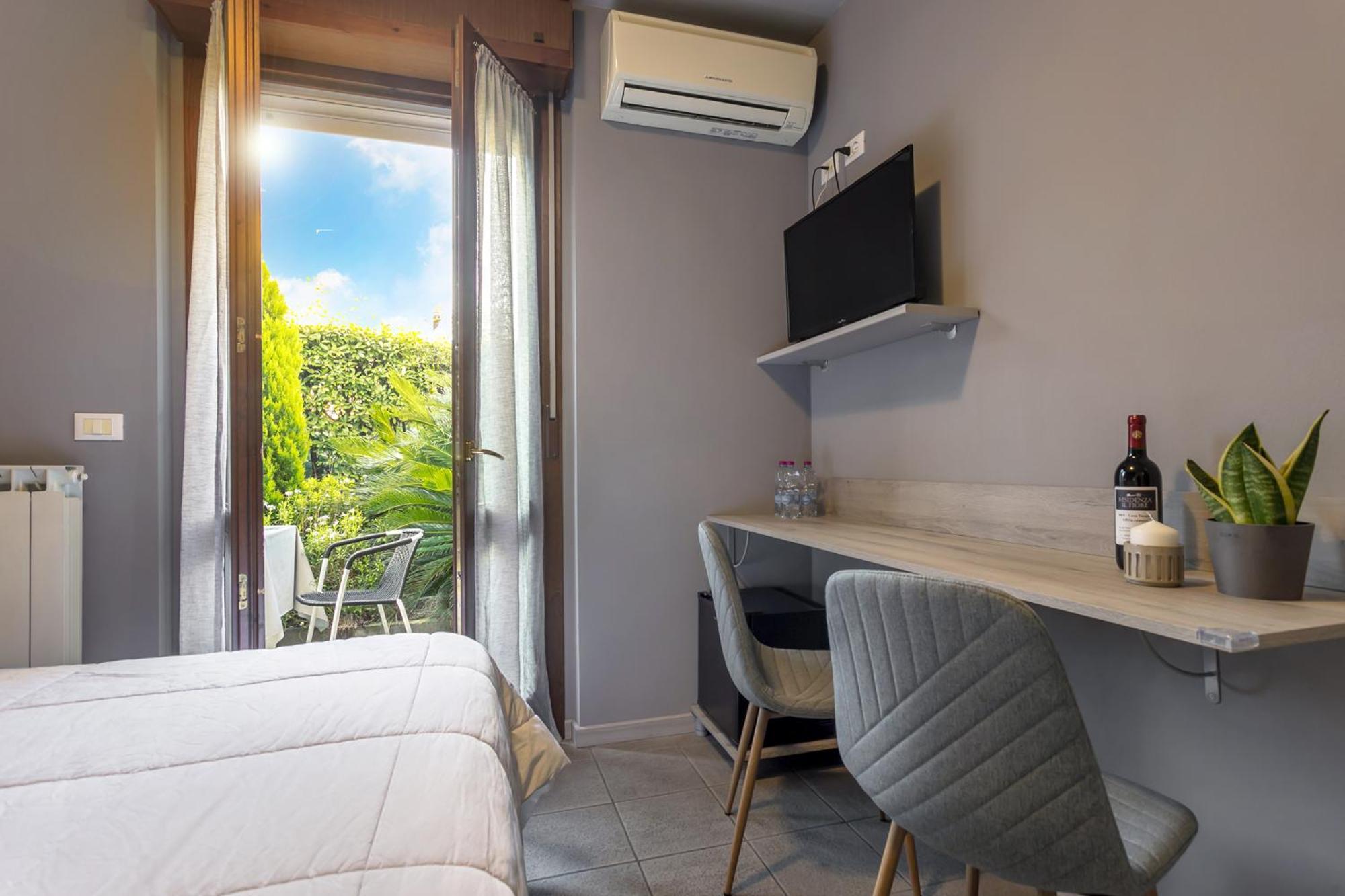 Deluxe Double Room Shower