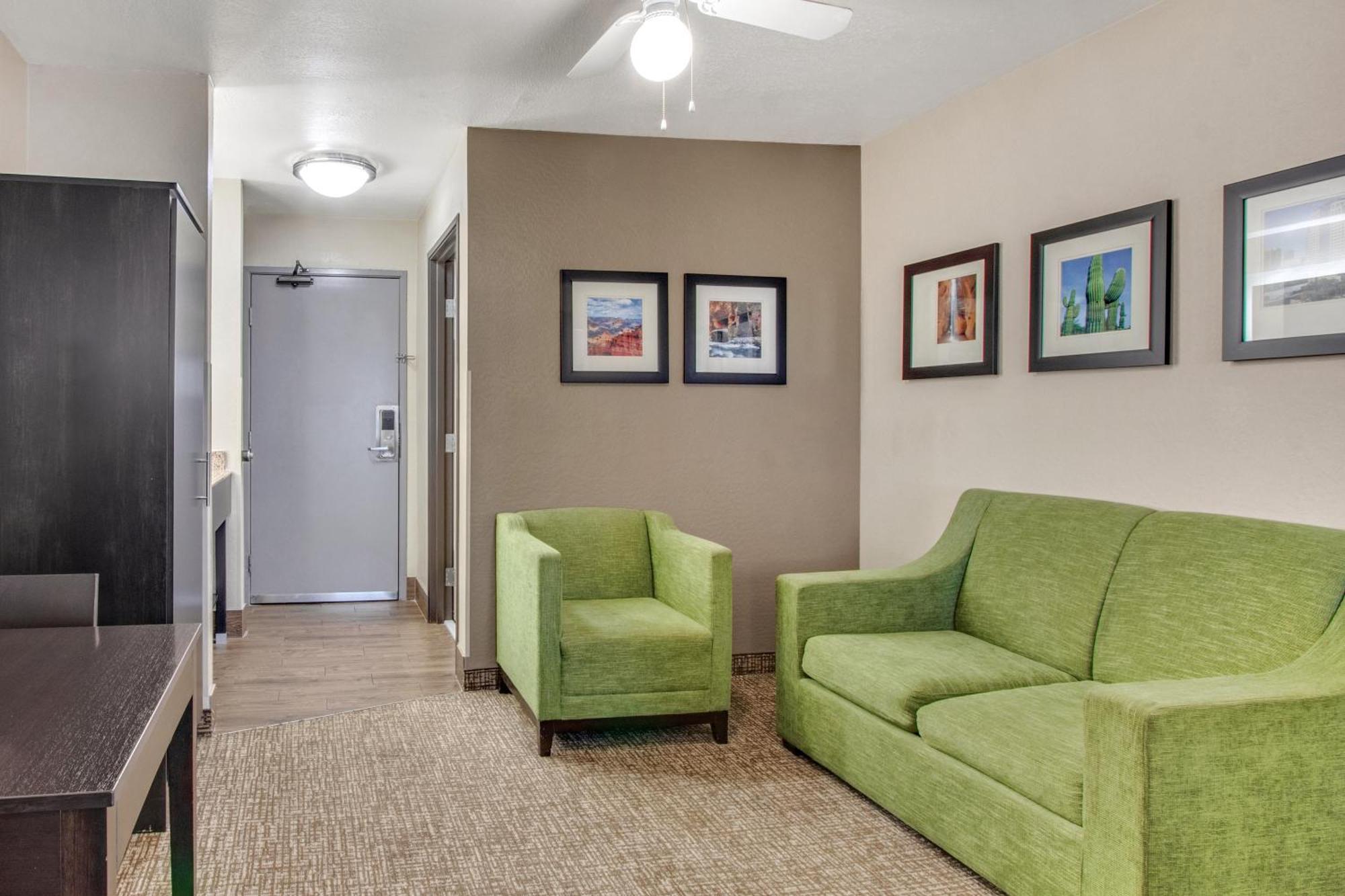 Deluxe King Suite Sitting Area Non-Smoking