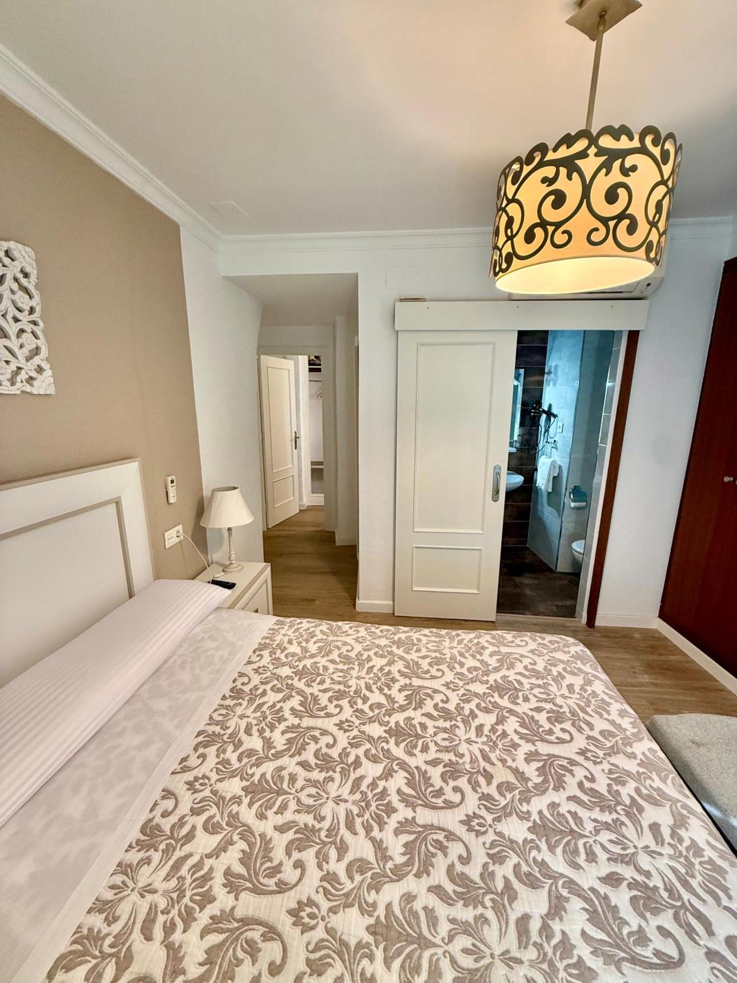 Double or Twin Room Private Bathroom