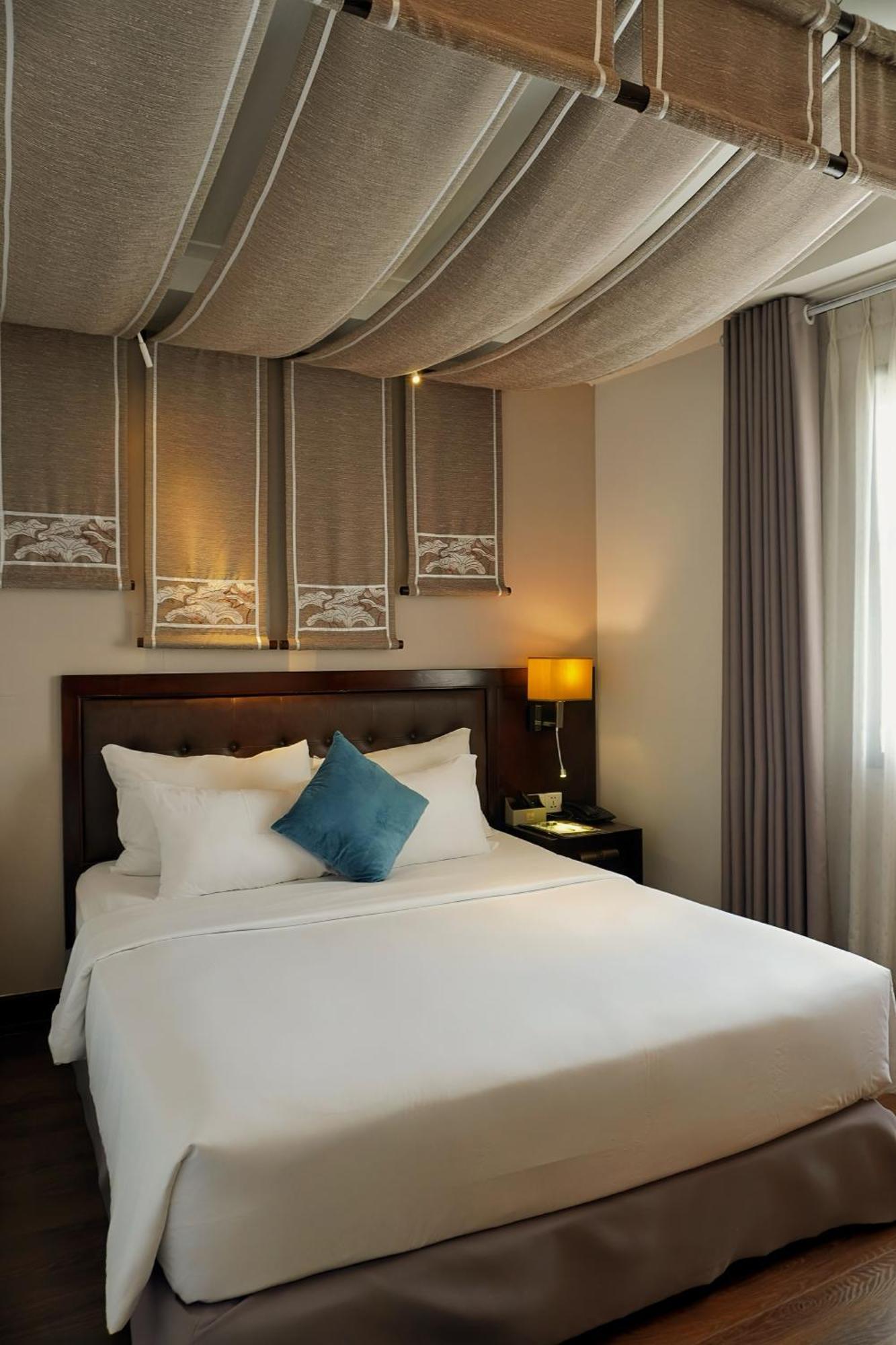 Junior Deluxe Daily Minibar & 1 time Afternoon Tea