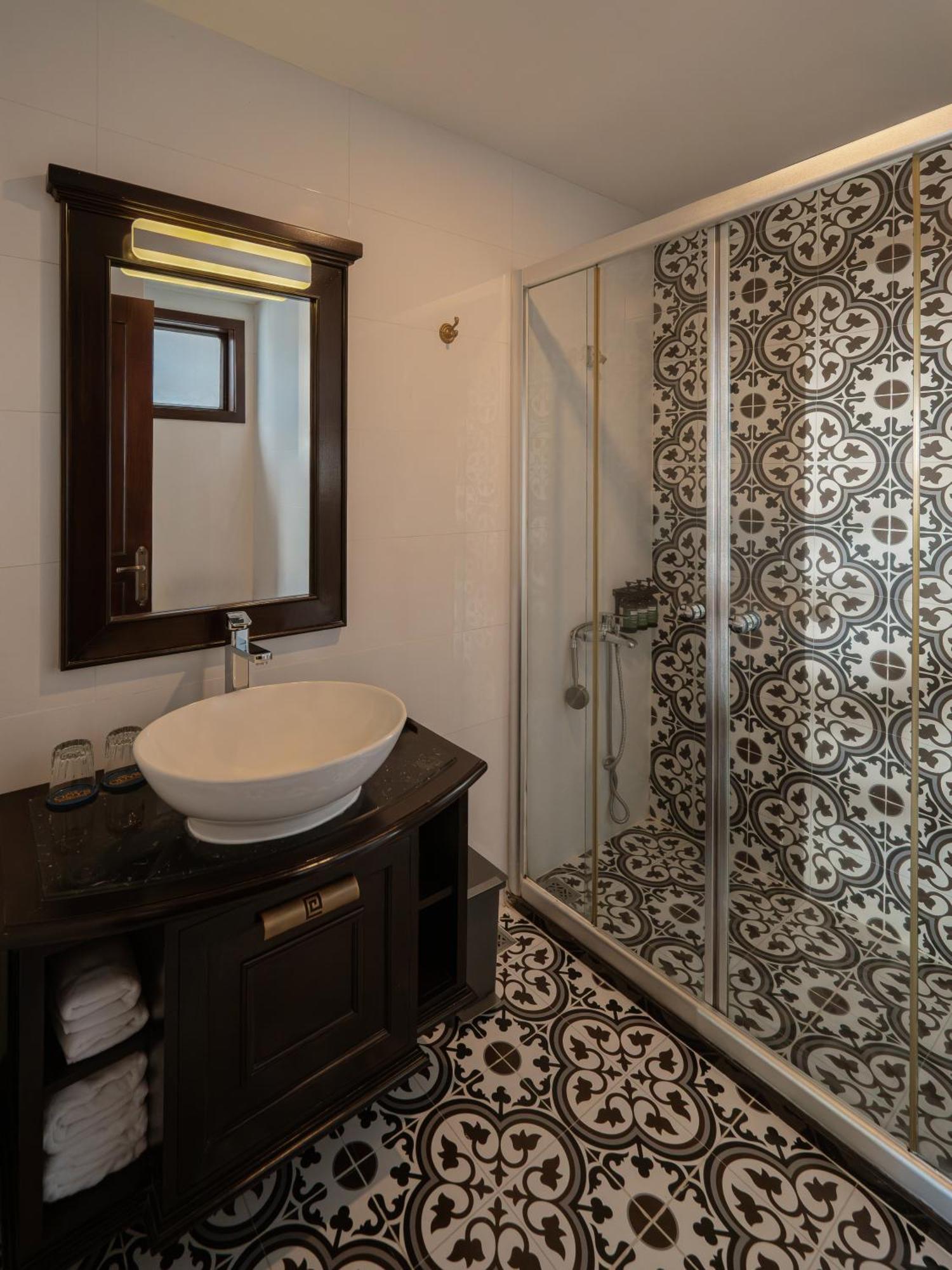 Deluxe Twin Room Daily Minibar & 1 time Afternoon Tea
