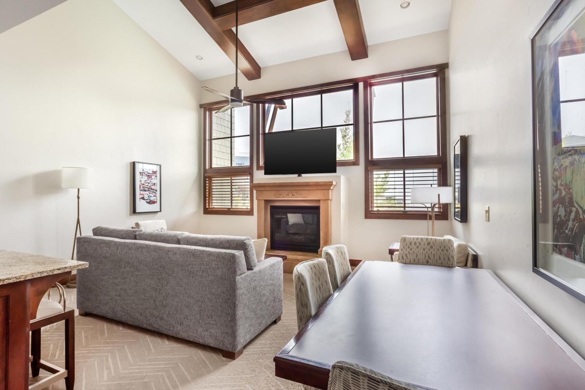 Four-Bedroom Suite Four King Beds Sofa Bed,1742792850:JPEG