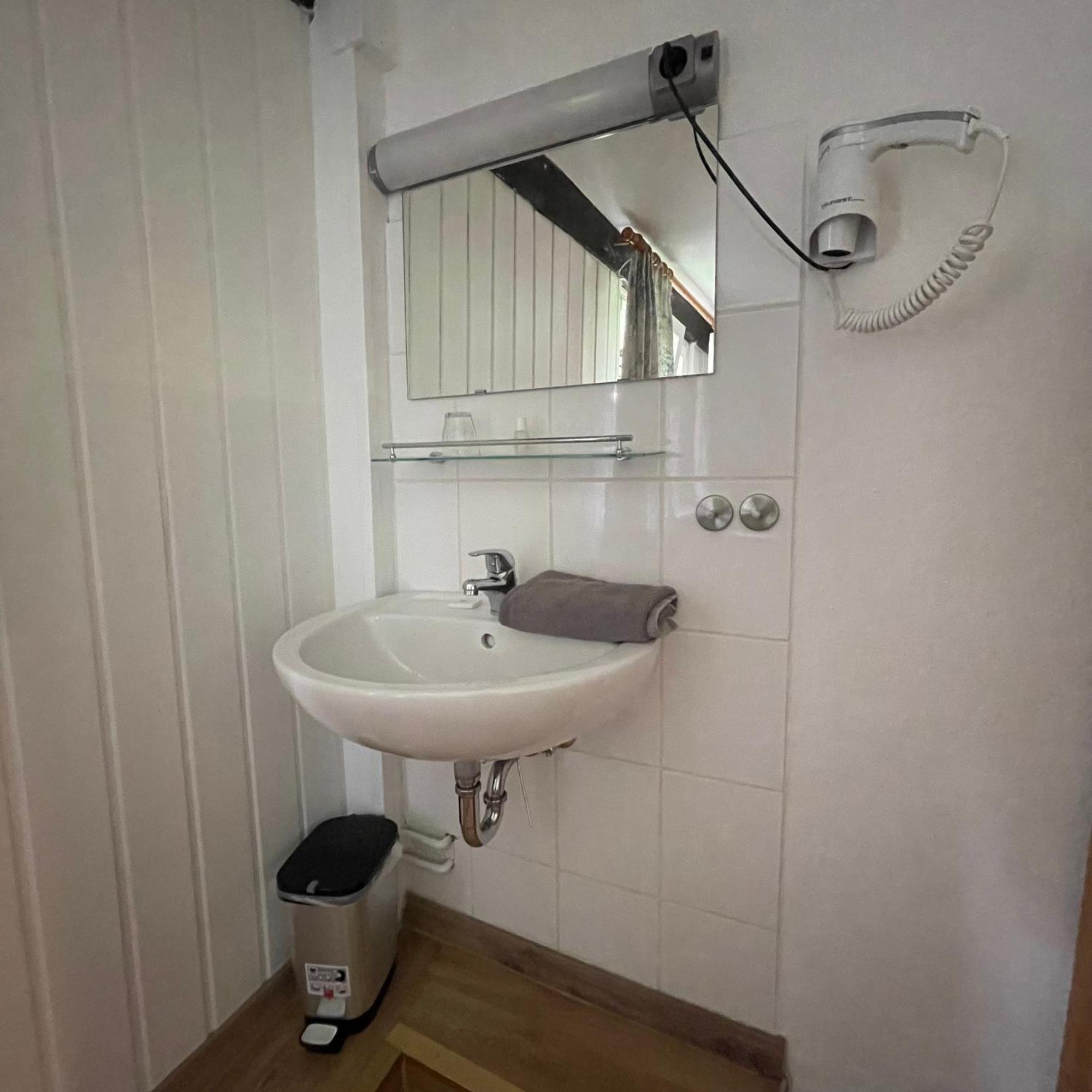 Einzelzimmer mit externem Gemeinschafts-WC und Gemeinschaftsdusche