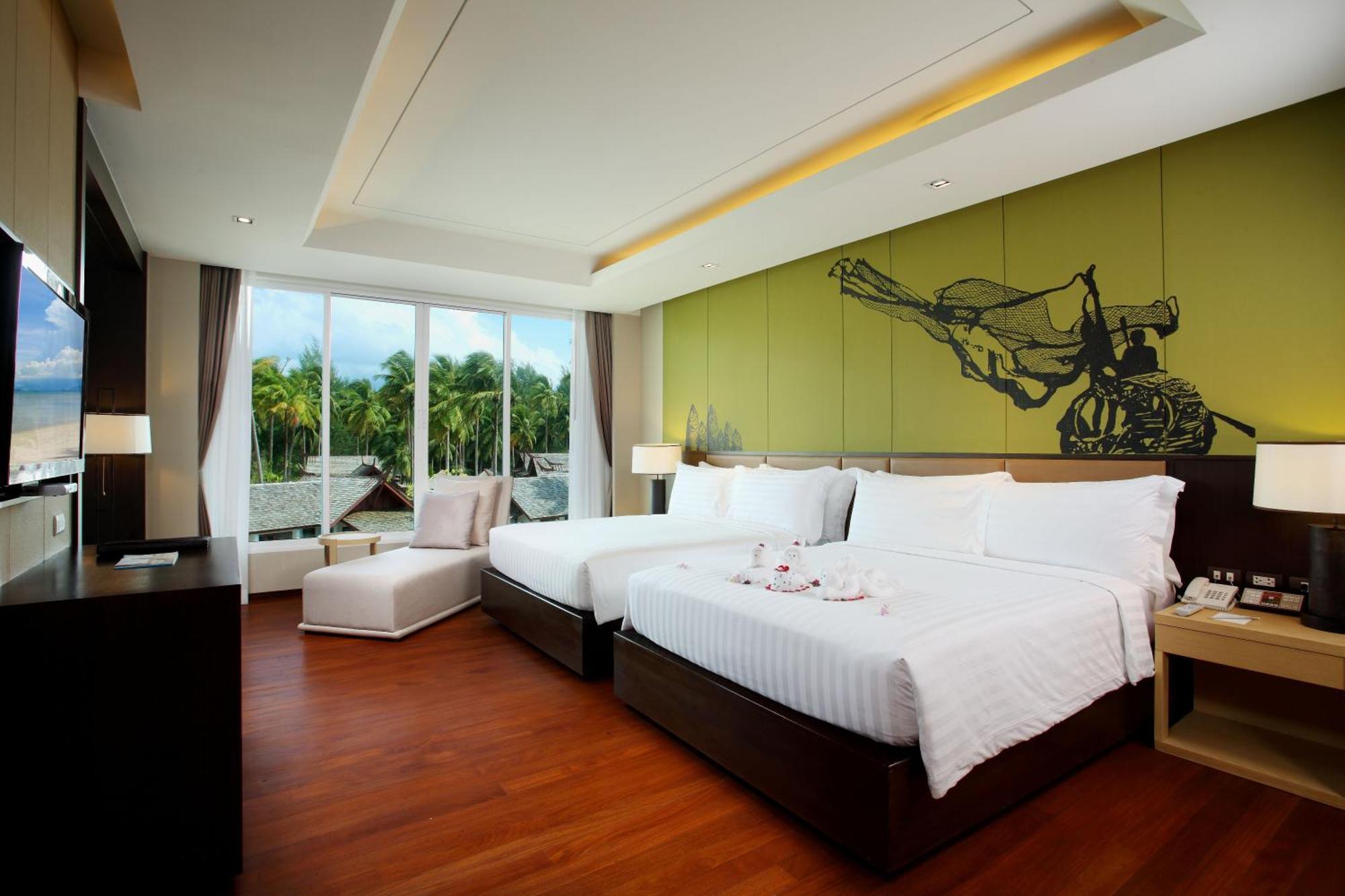 Suite Pool View