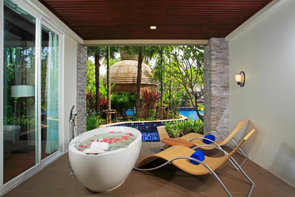 Suite pool access