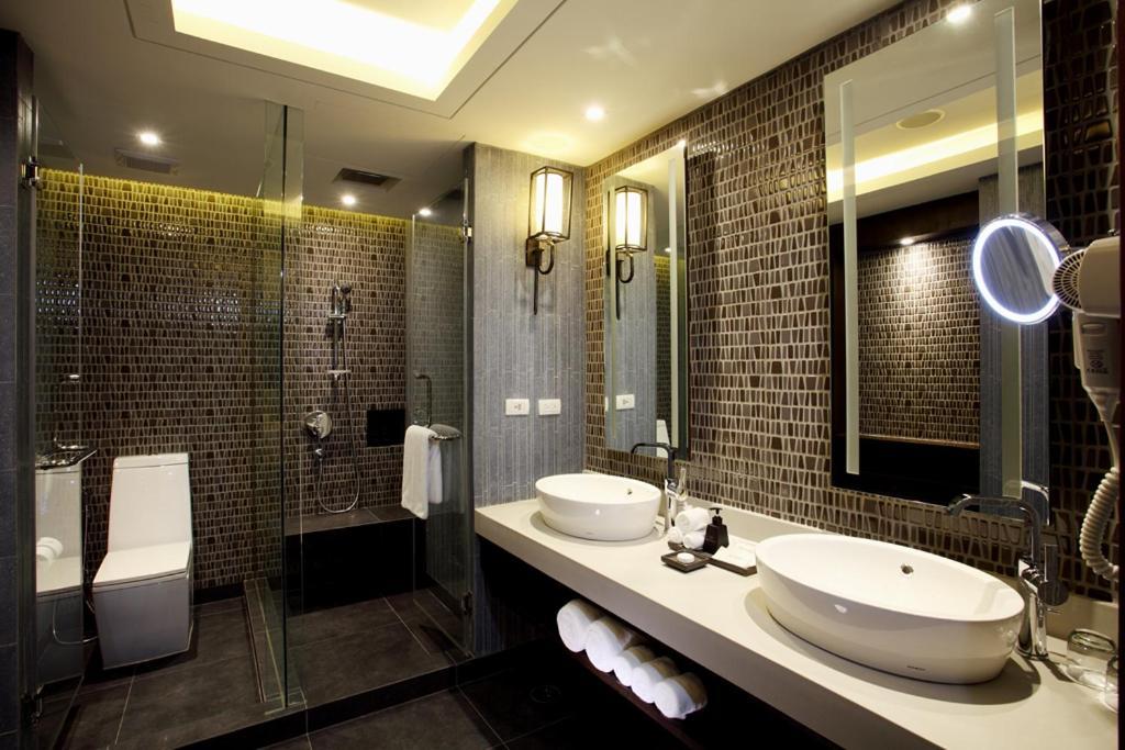 Suite pool access