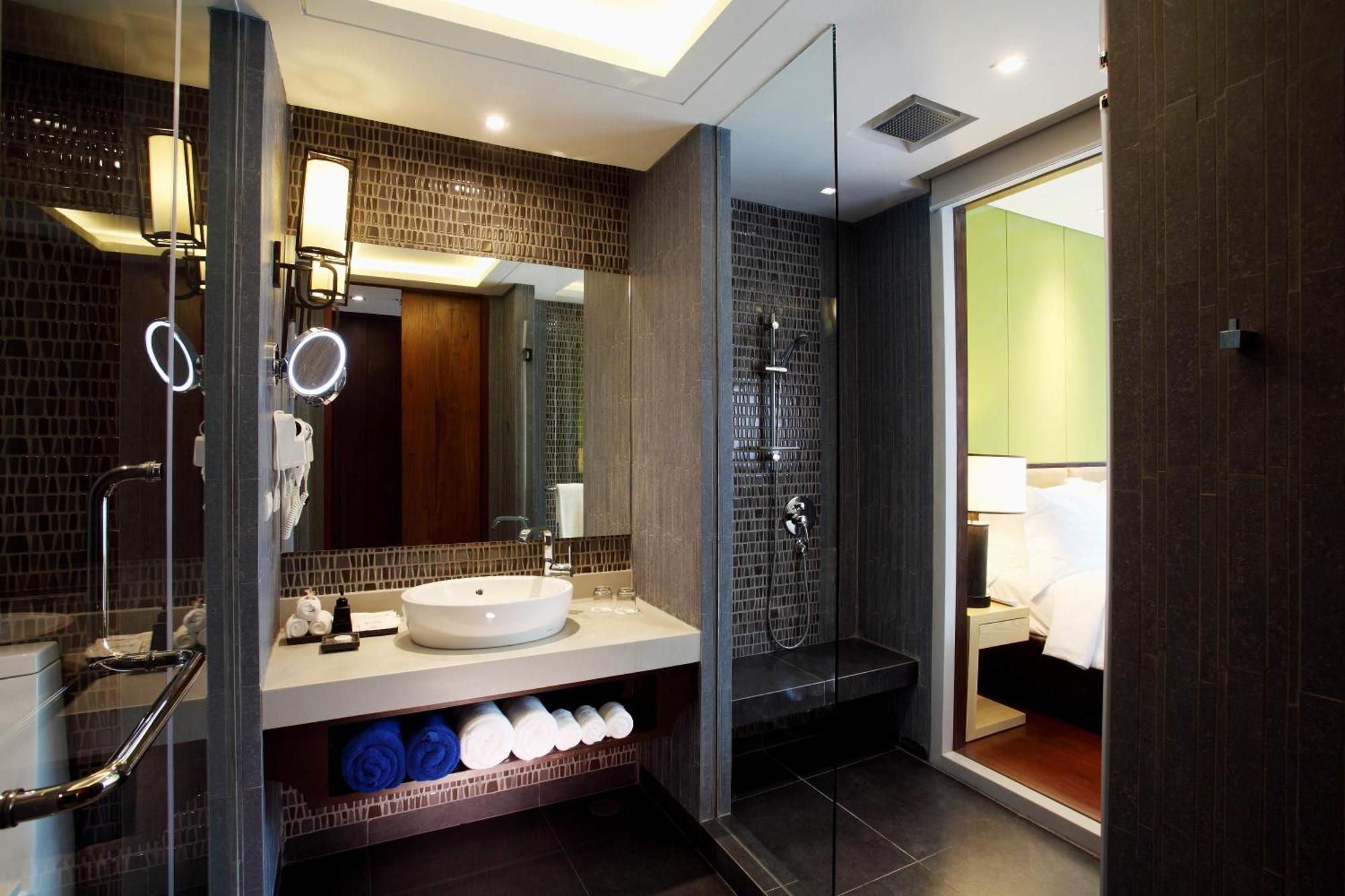 Deluxe Double or Twin Room Pool View