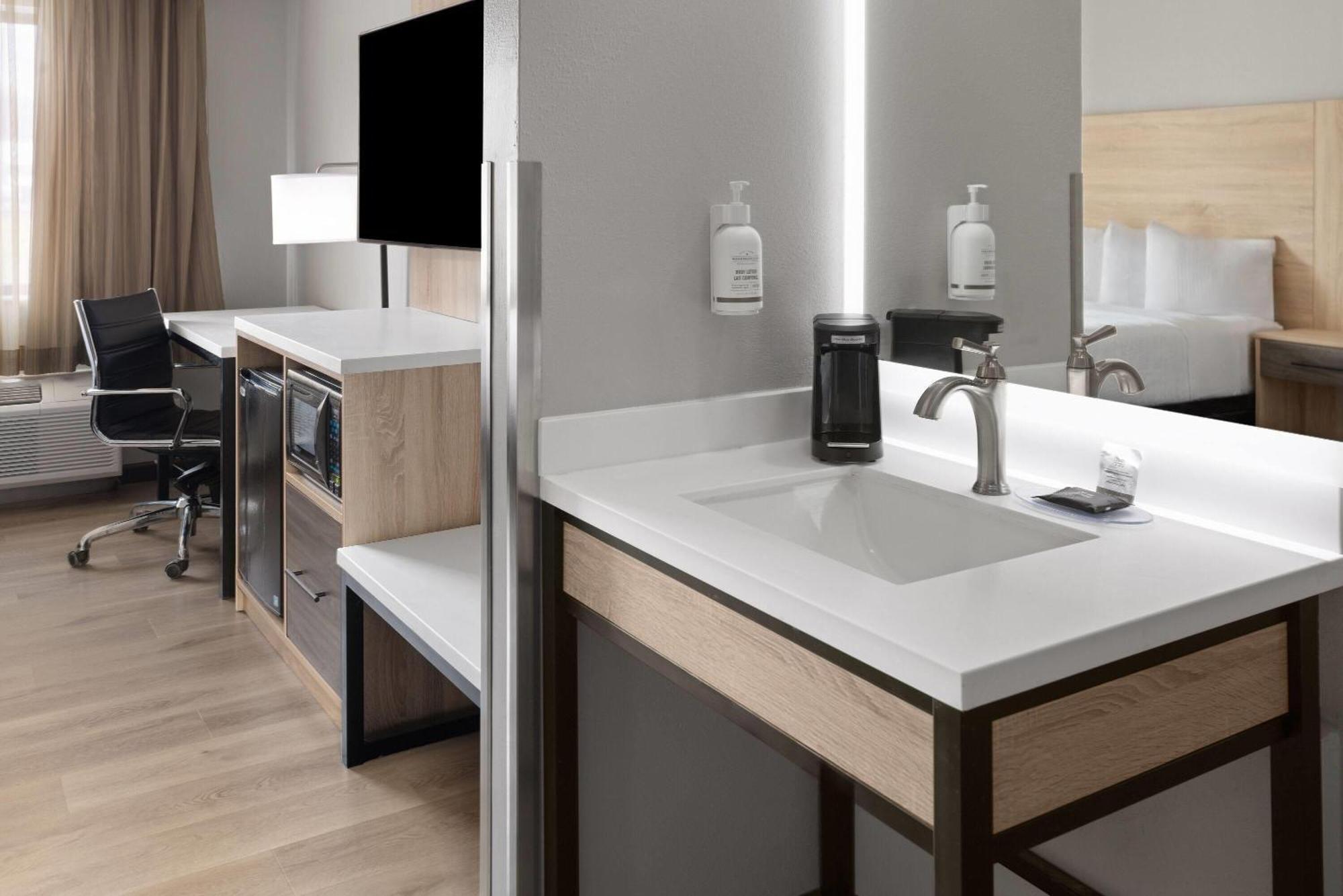 King Room Bath Tub Mobility or Hearing Accessible Non-Smoking