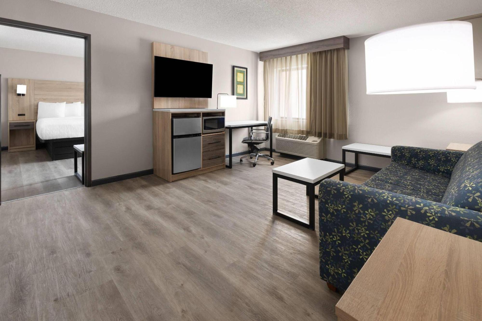 Deluxe King Suite