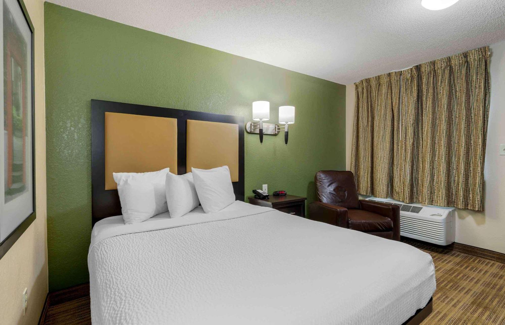 Queen Studio One Queen Bed Disability Access or Non-Smoking