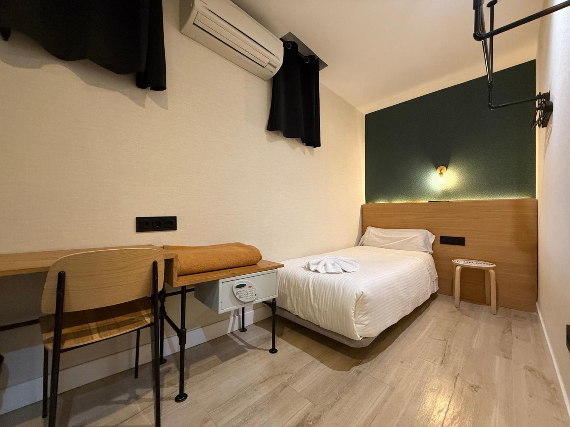 Small Economy Single Room Private Bathroom