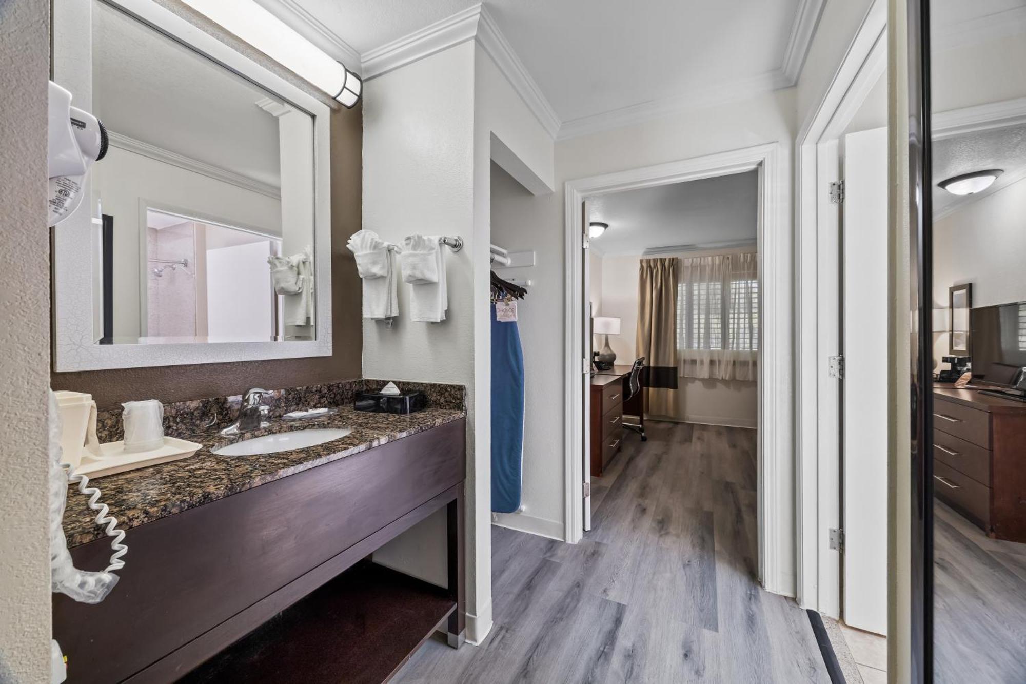 Quadruple Suite Non-Smoking