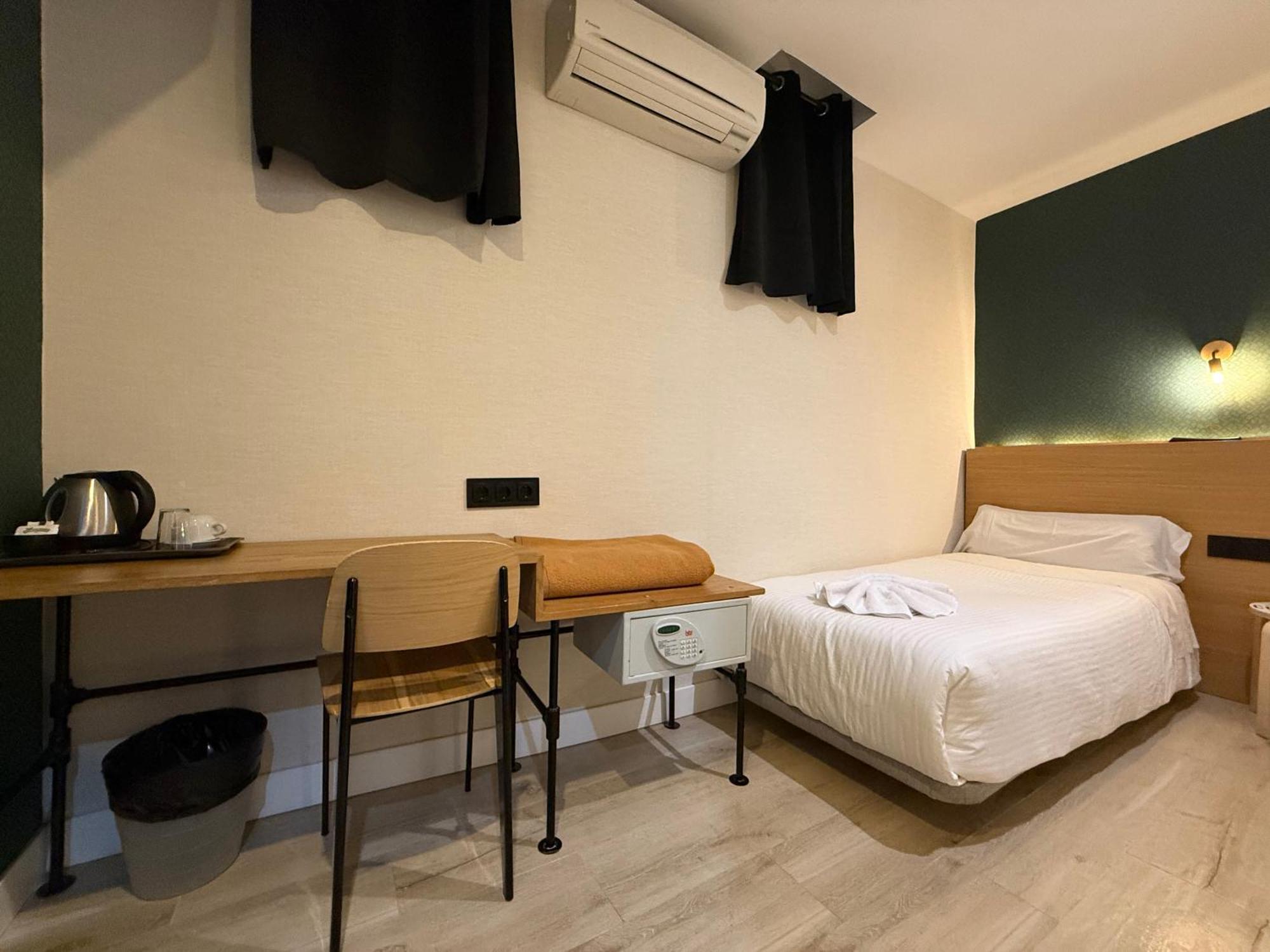 Small Economy Single Room Private Bathroom