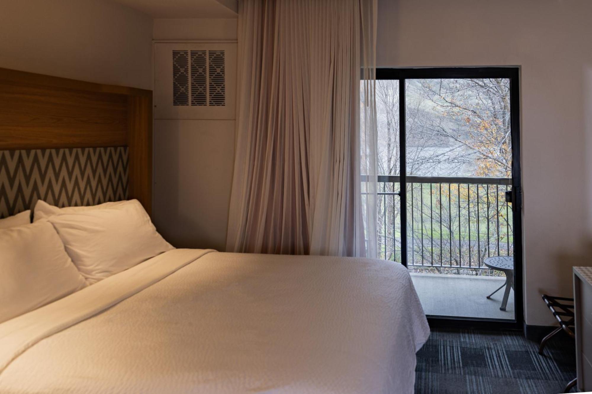 Standard King Room River View