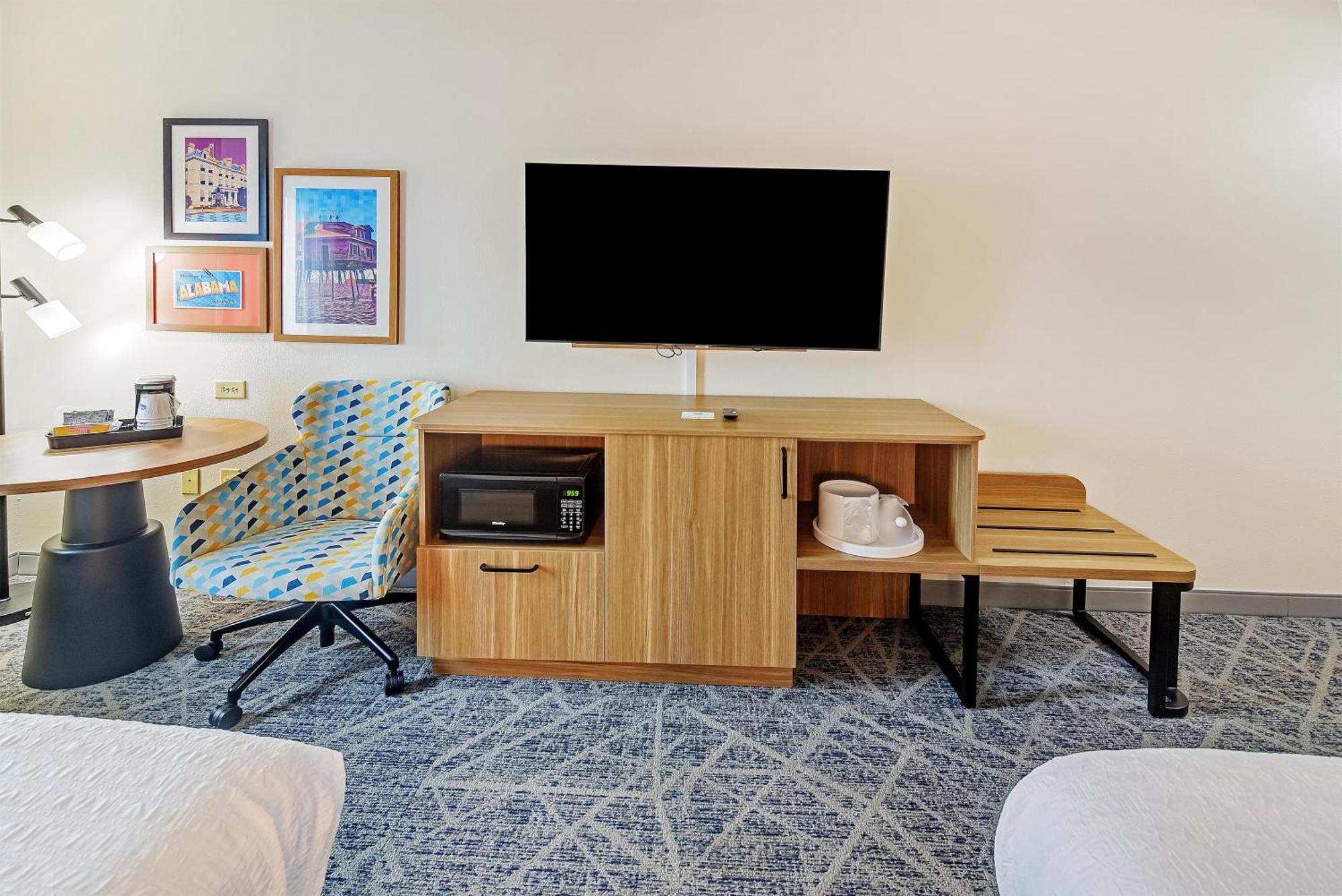 Queen Room Two Queen Beds Hearing Access or Non-Smoking