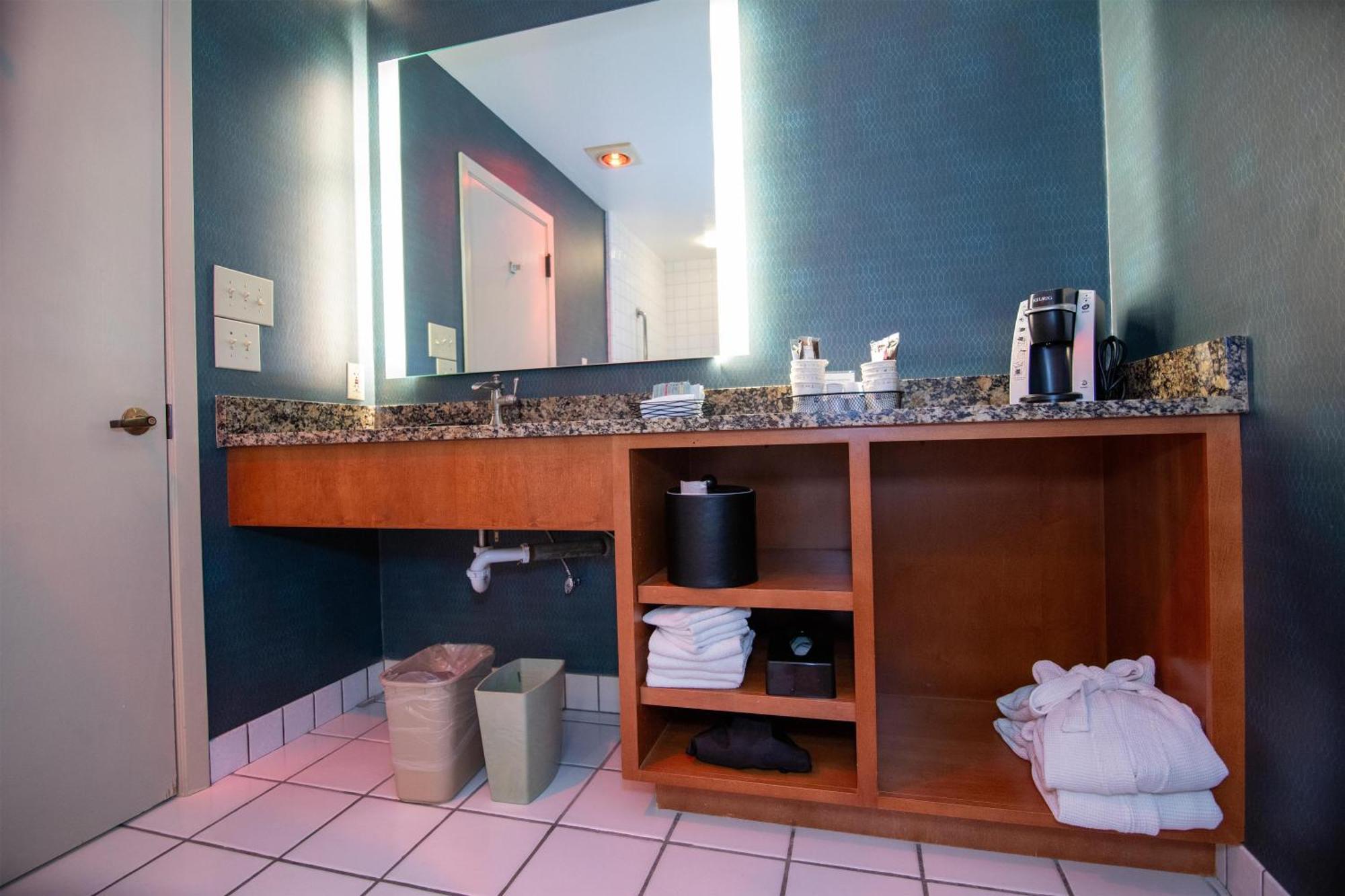 Deluxe King Room with Jetted Tub