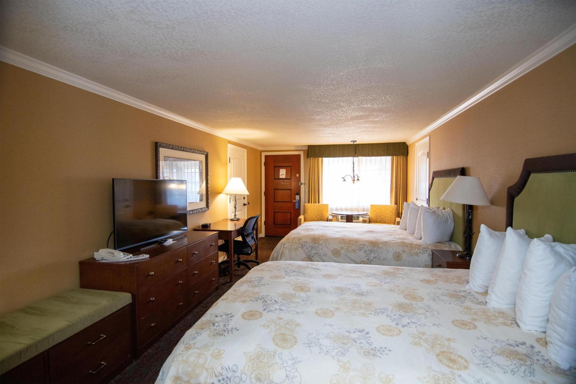 Queen Room Two Queen Beds Pet-friendly
