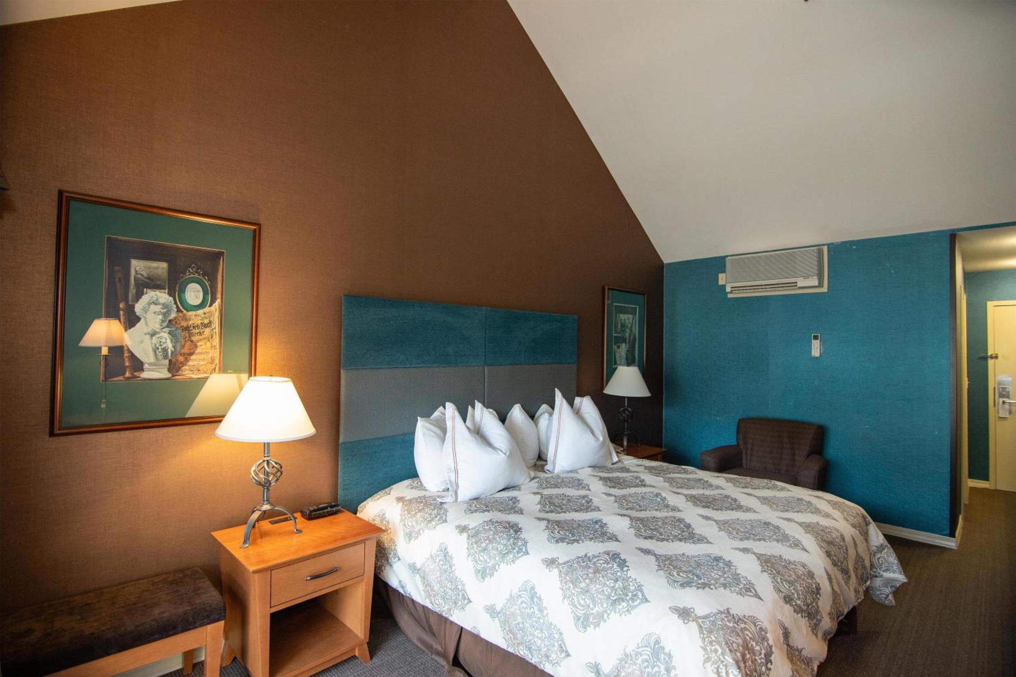 Deluxe King Room Jetted Tub
