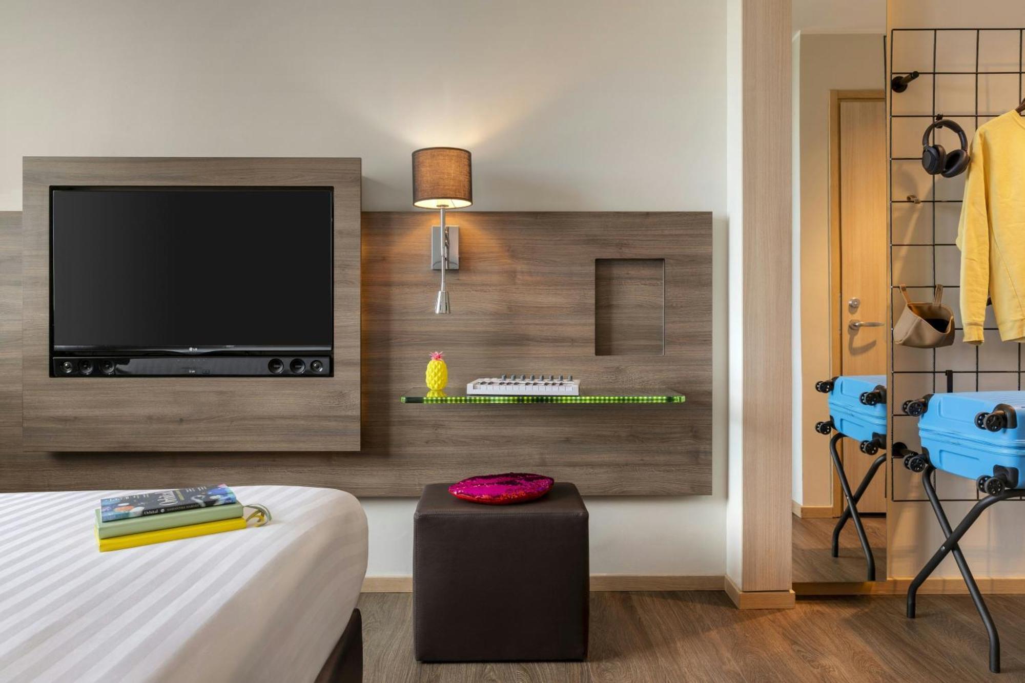 Moxy Queen Room
