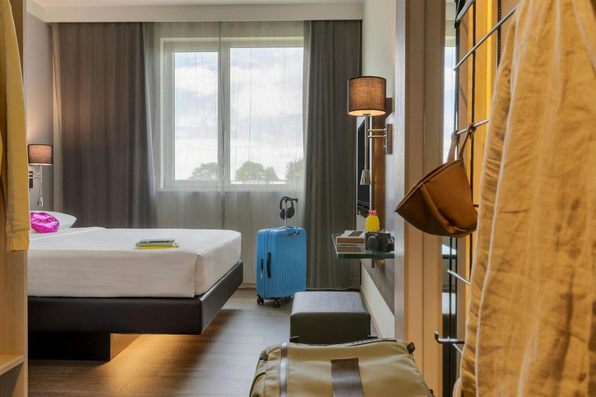Moxy Queen Room