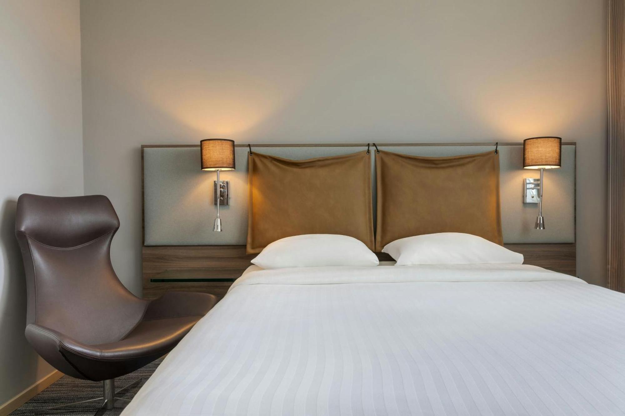 Moxy Queen Room