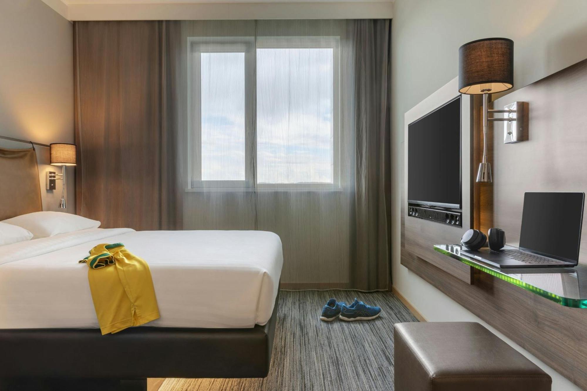 Moxy Hangout Large Queen Room