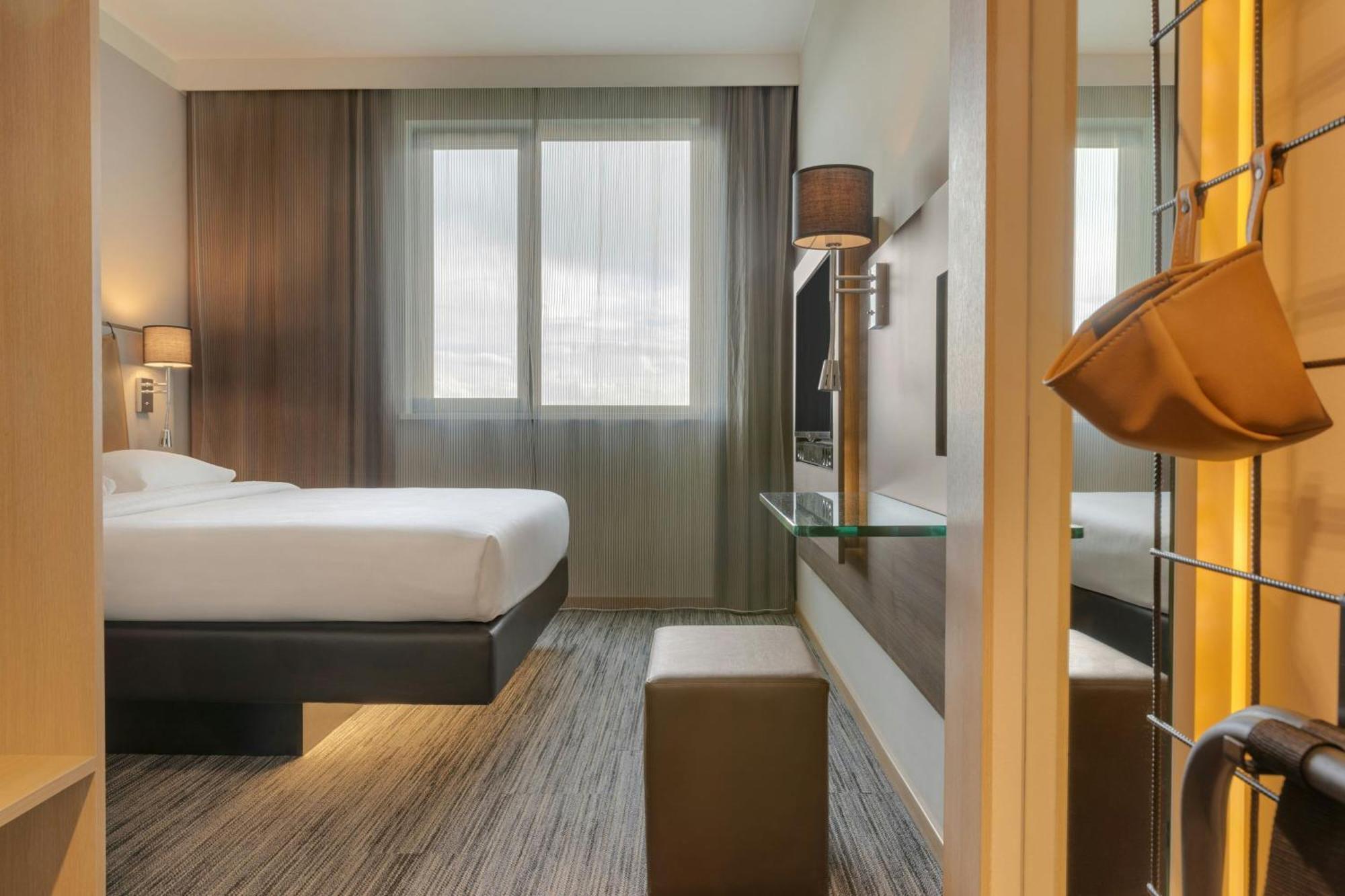Moxy Queen Room