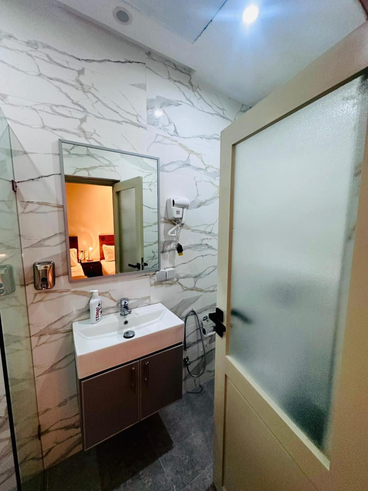 Tweepersoonskamer met 2 Aparte Bedden en Eigen Badkamer