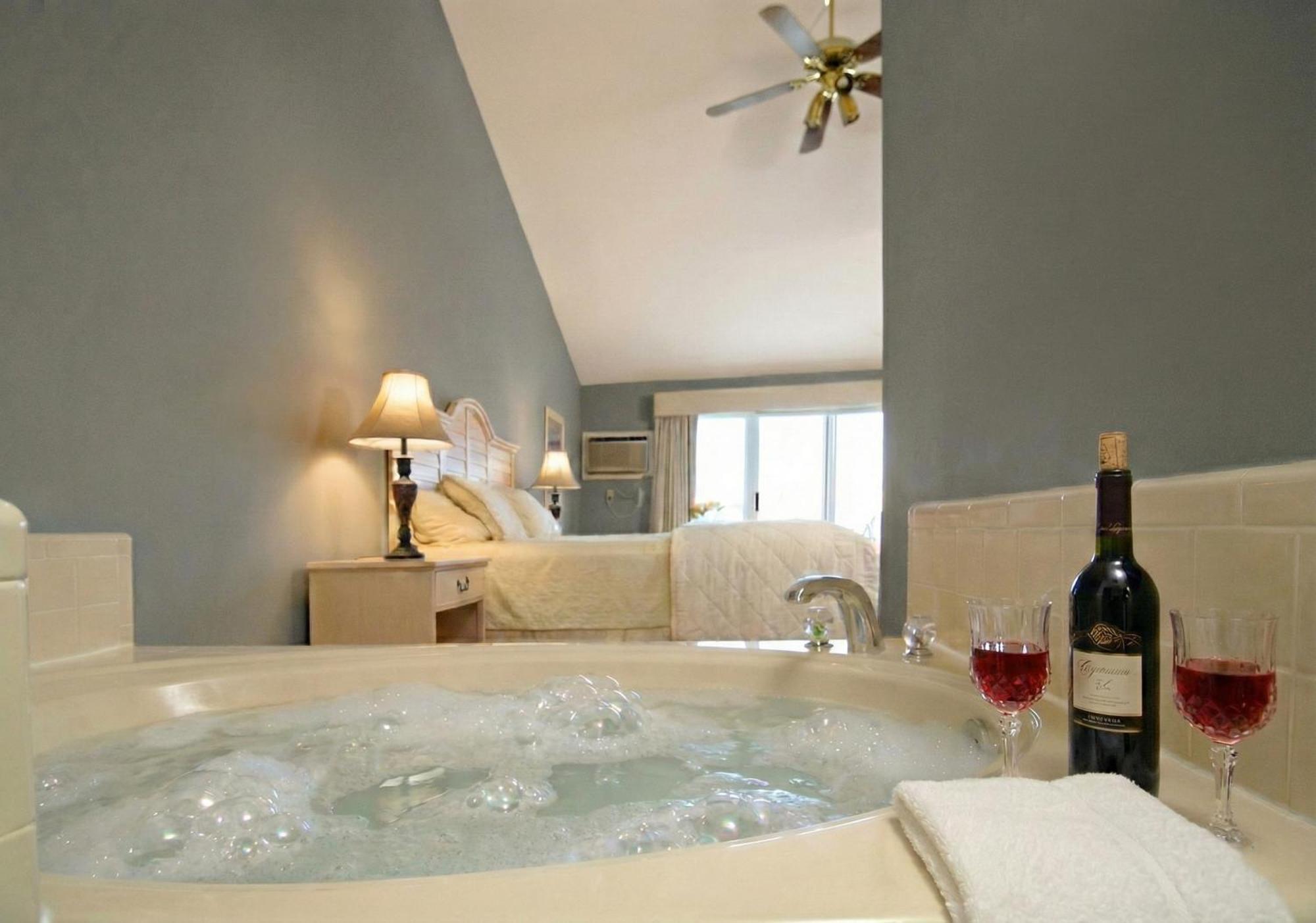 King Bed Bay View Spa Tub