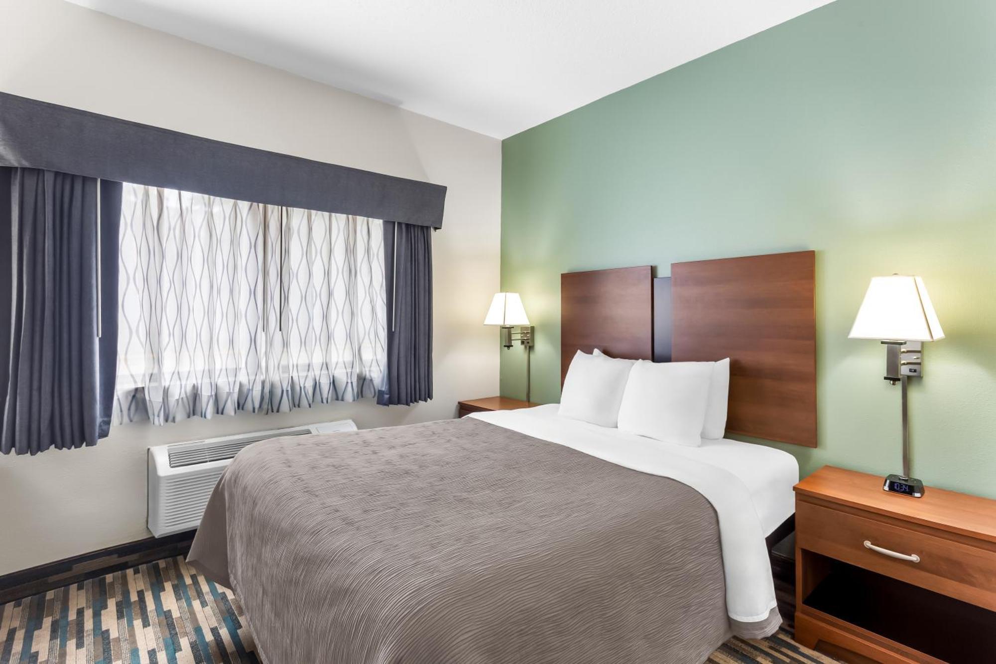 Queen Room Accessible or Nonsmoking