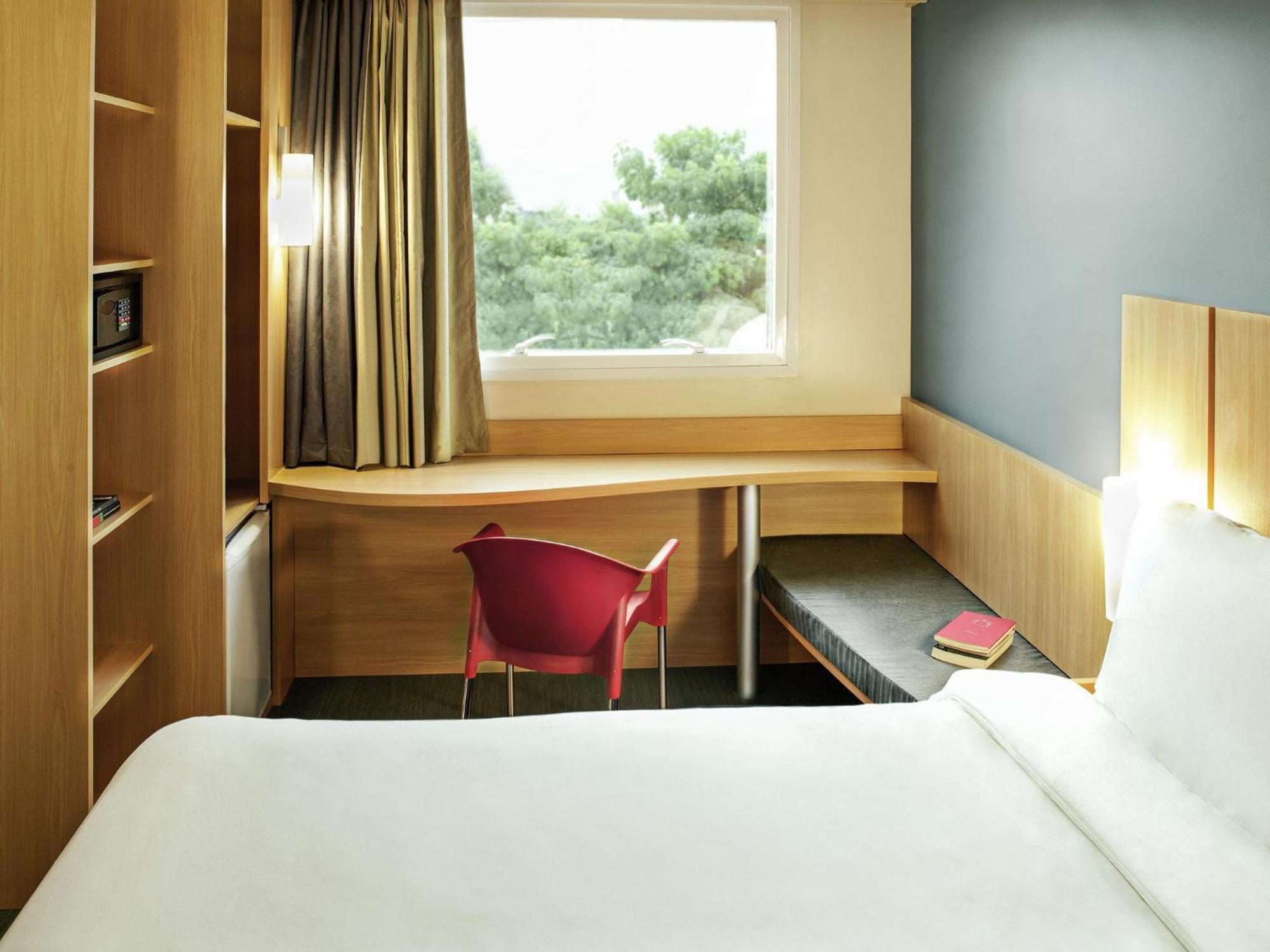 Quarto Duplo com 1 Cama Individual