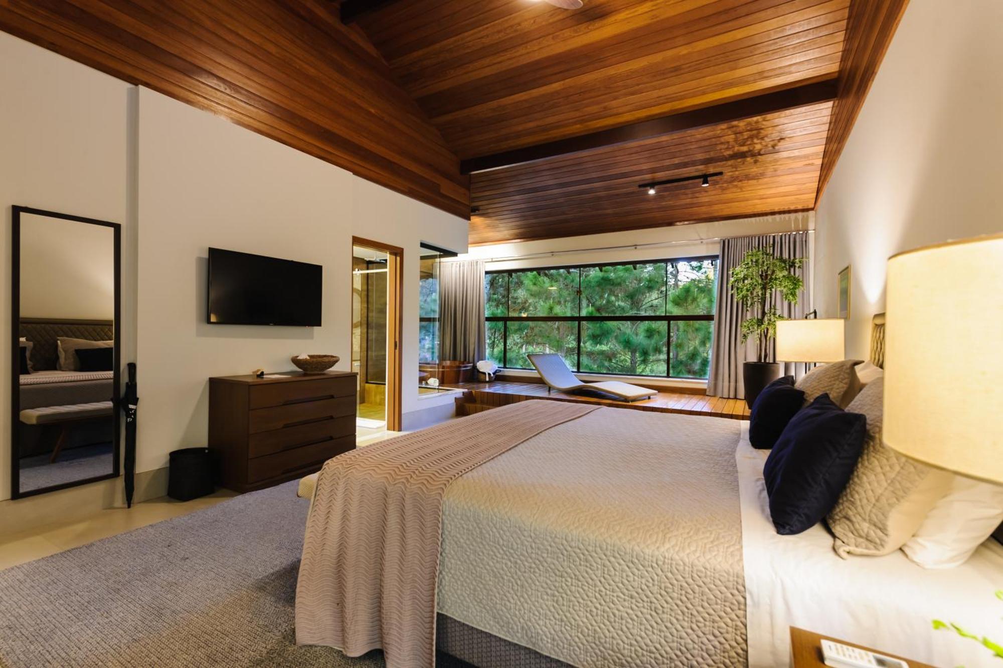 Superior Suite Hot Tub