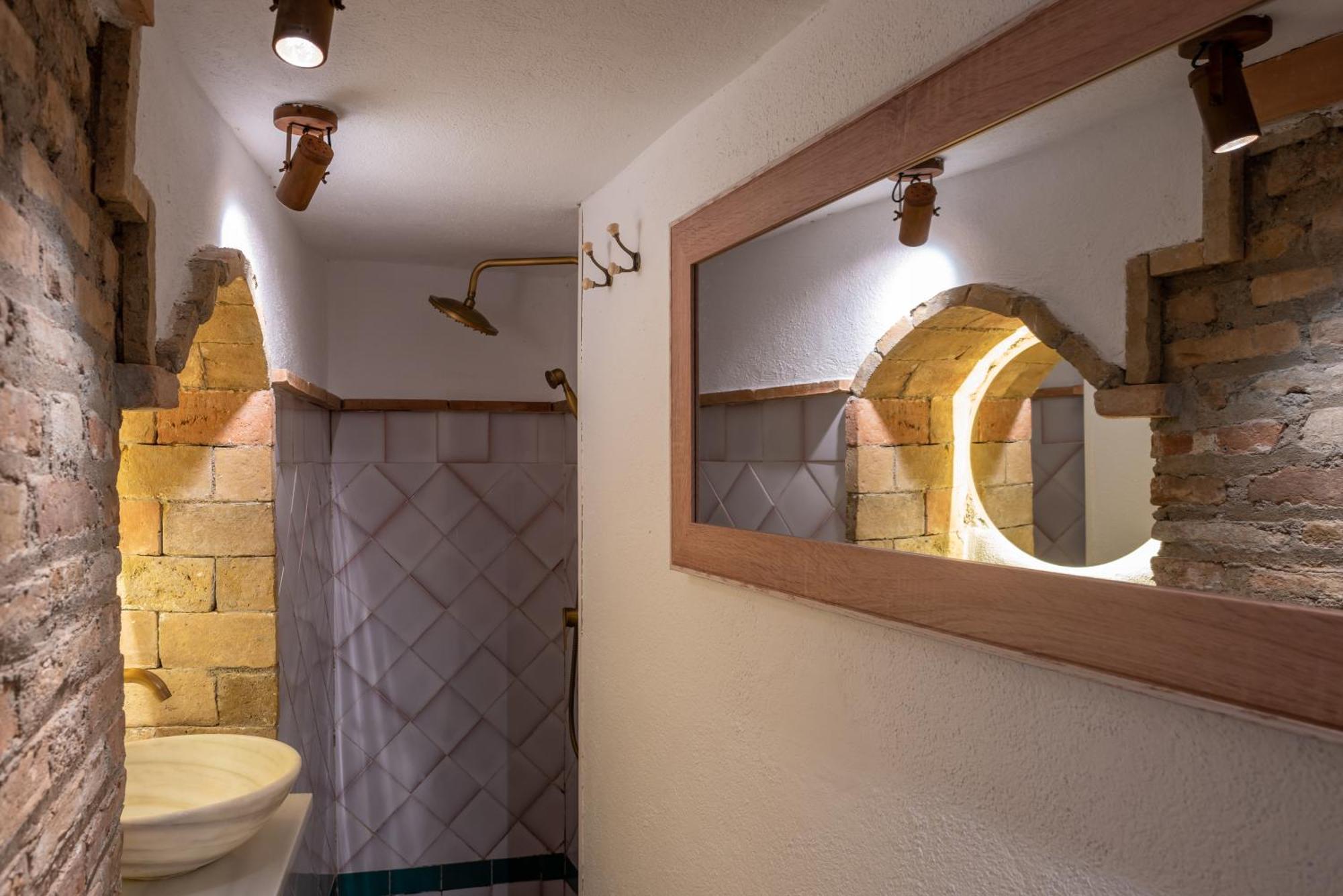 Deluxe Double Room Shower Cave