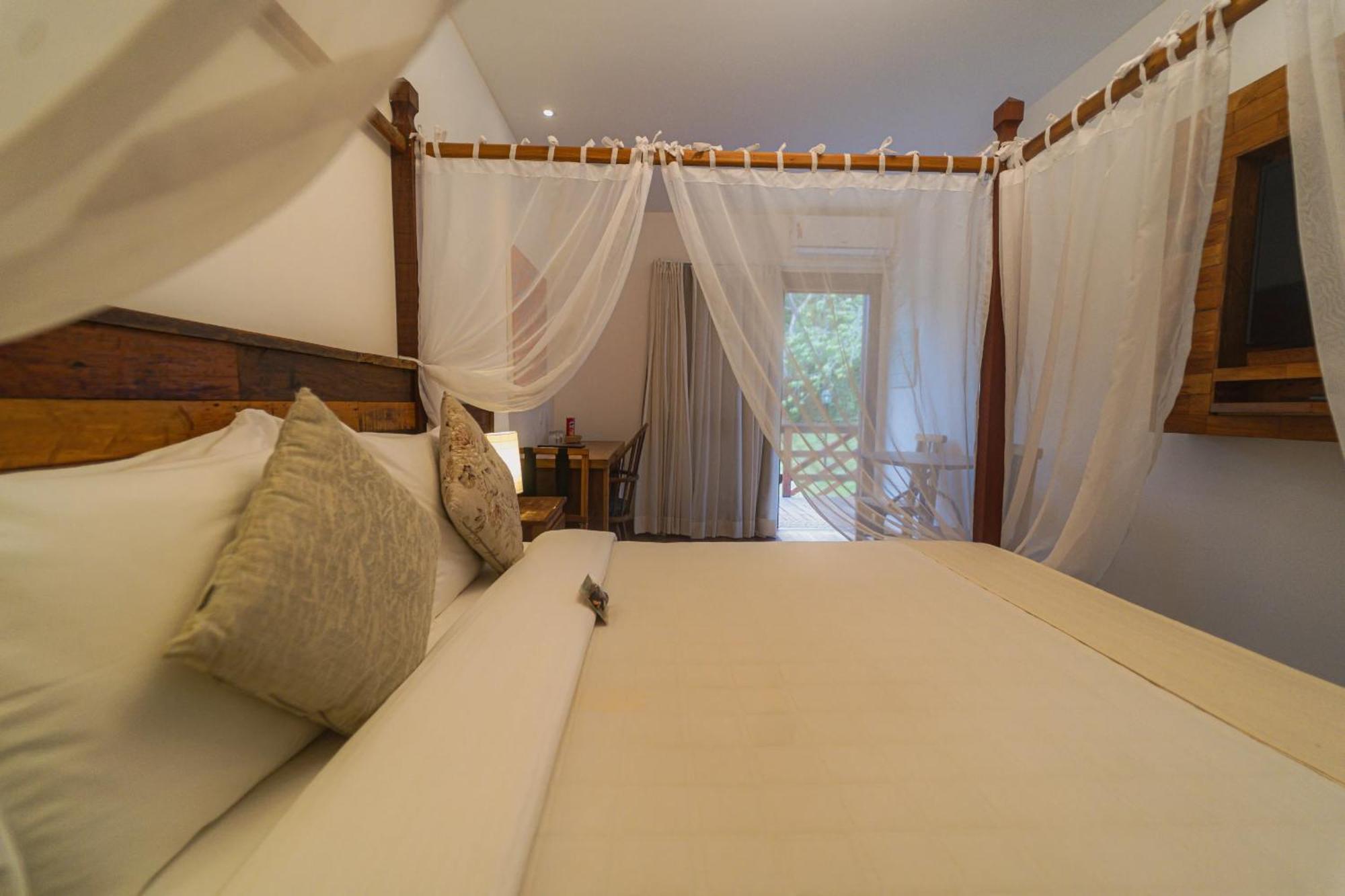 Quarto com Cama de Casal ou 2 de Solteiro com Vista da Piscina