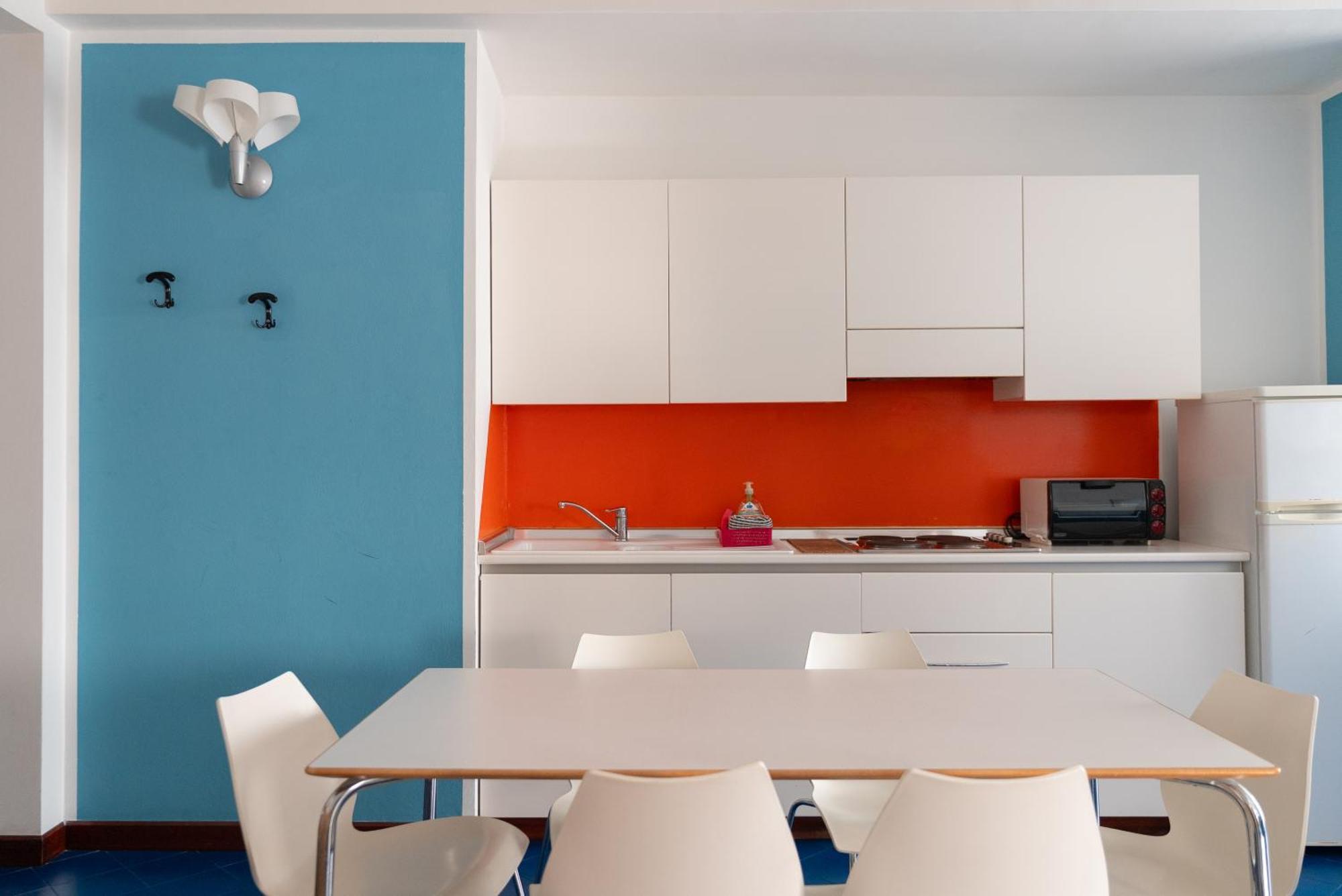 Appartamento con 2 Camere da Letto, Balcone e Vista Mare Laterale