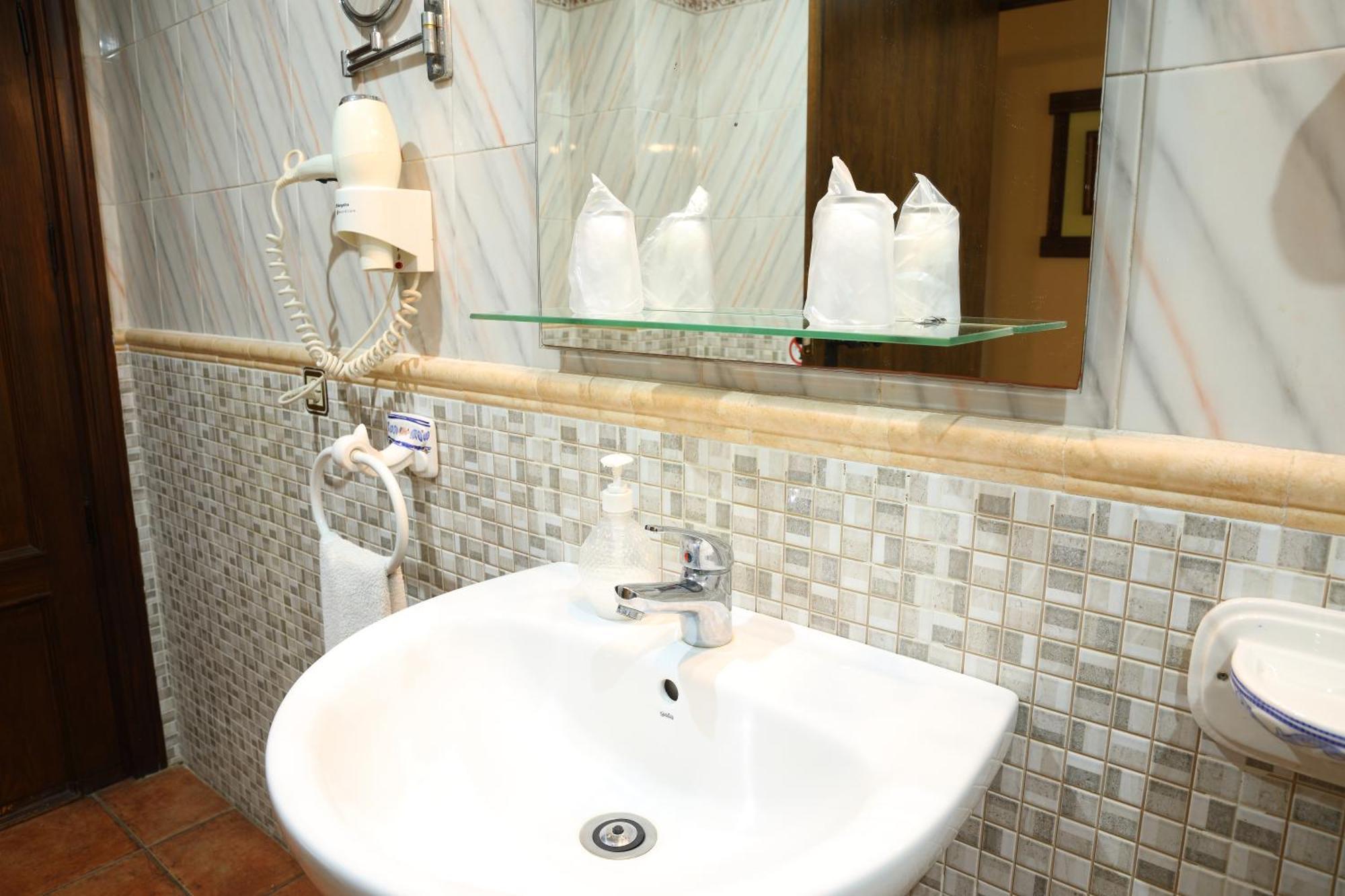 Twin Room Private Bathroom