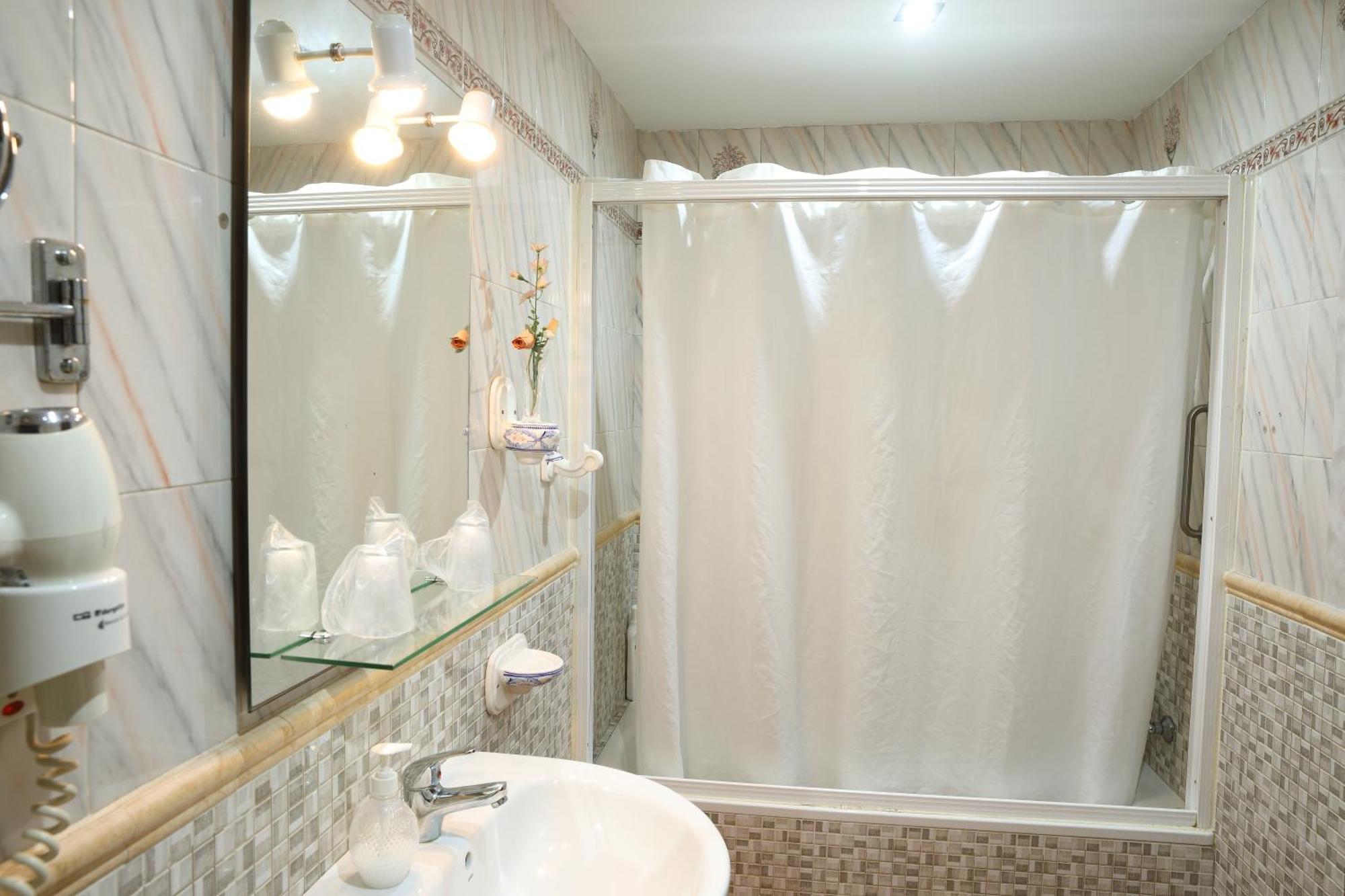 Twin Room Private Bathroom