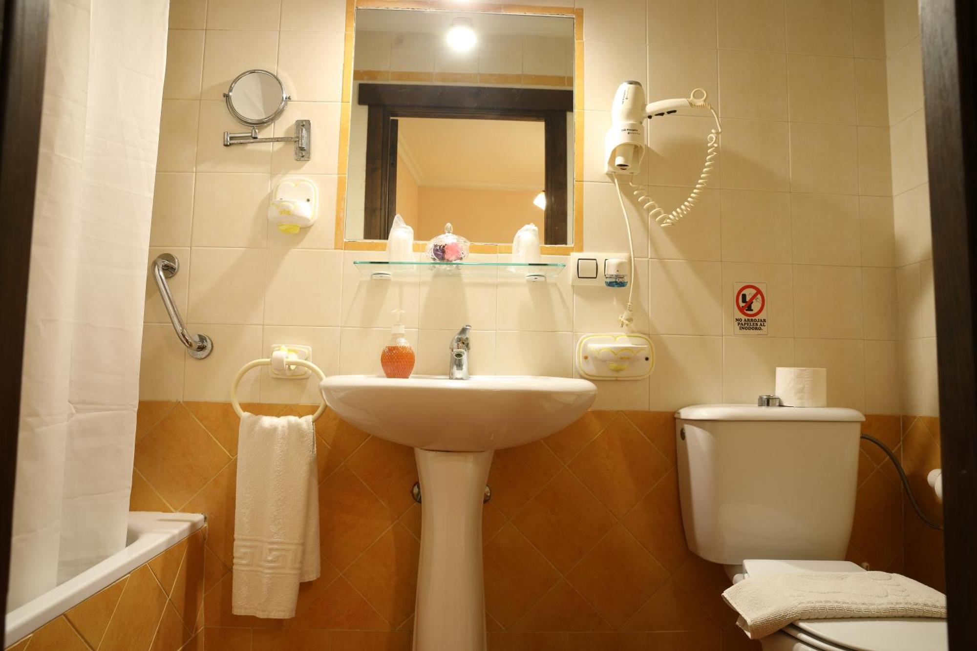 Twin Room Private Bathroom