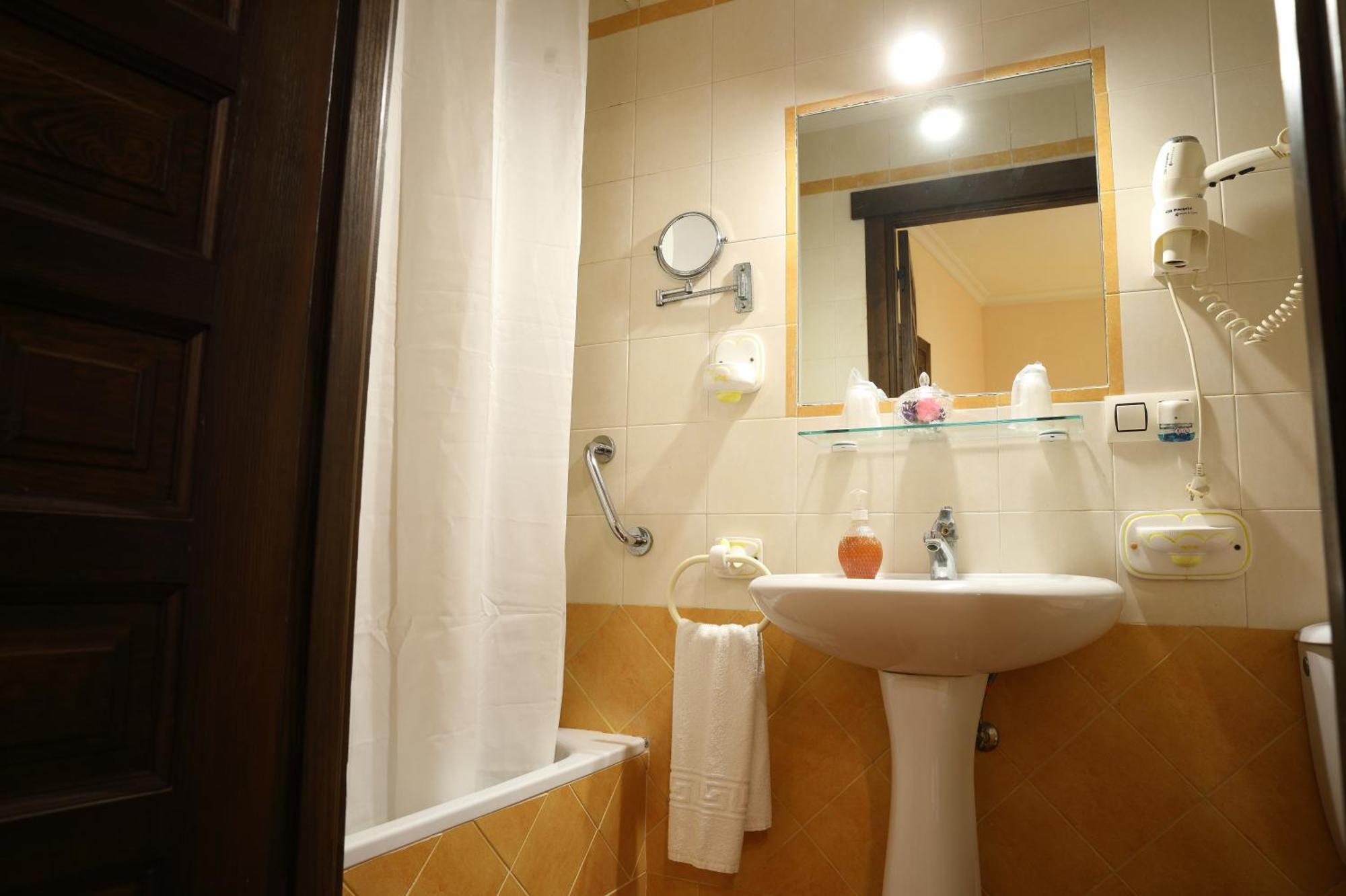 Twin Room Private Bathroom