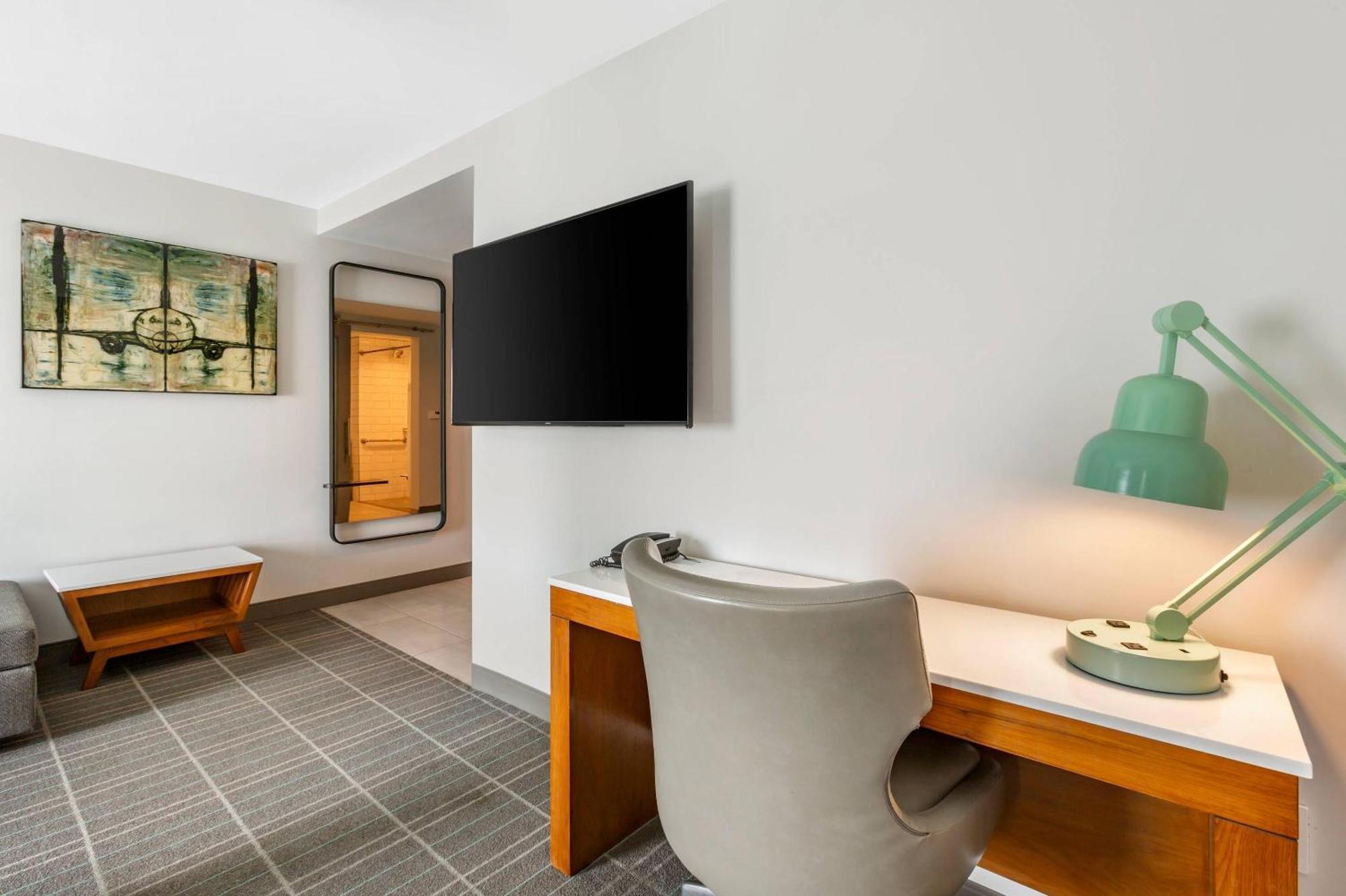 Accessible Suite 1 King Bed Roll Shower Non Smoking