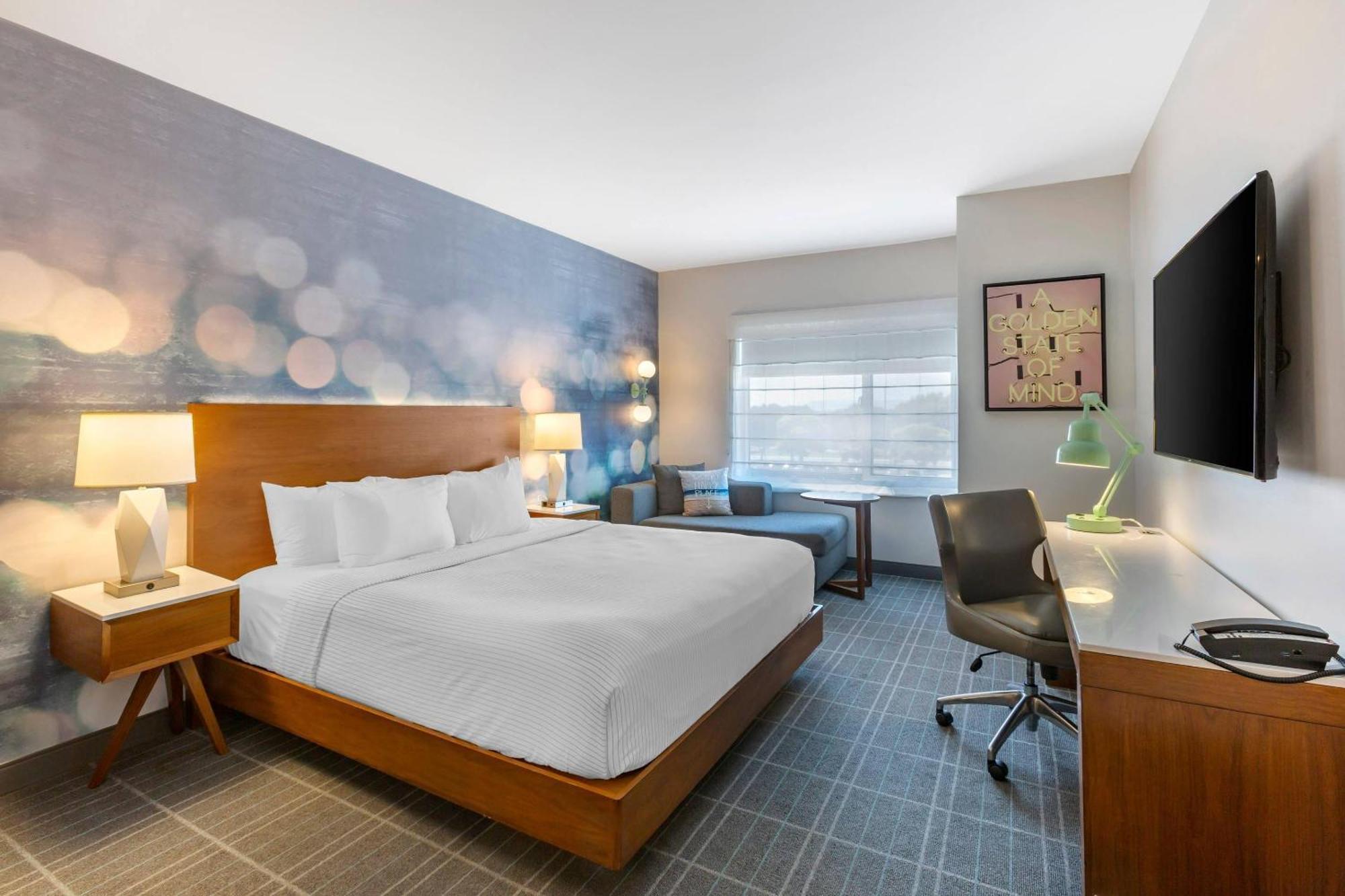 Accessible Room 1 King Bed Roll Shower Non Smoking