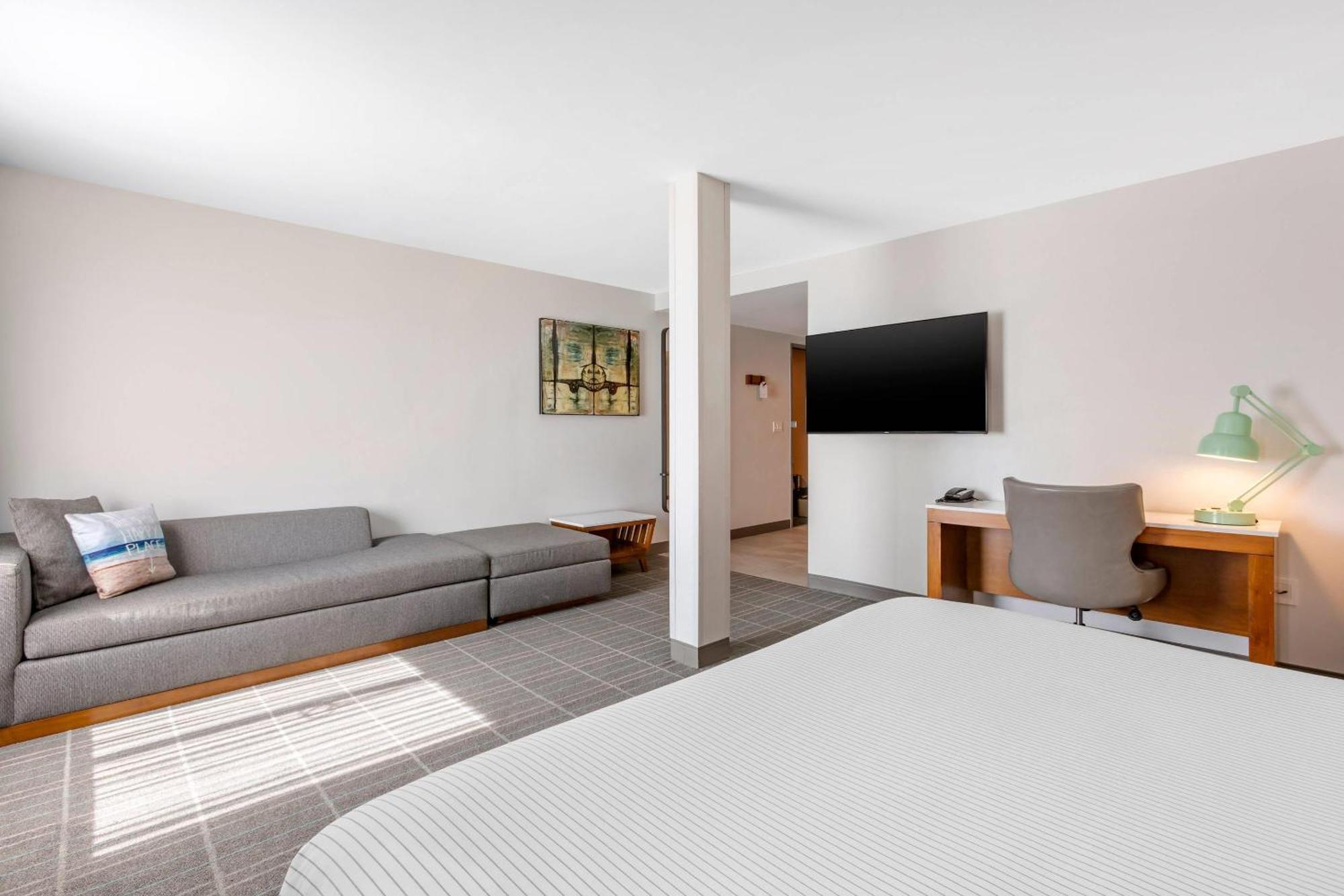 Accessible Suite 1 King Bed Roll Shower Non Smoking