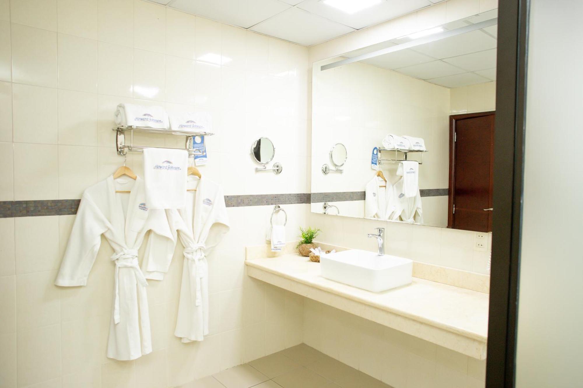 Deluxe Suite Spa Bath