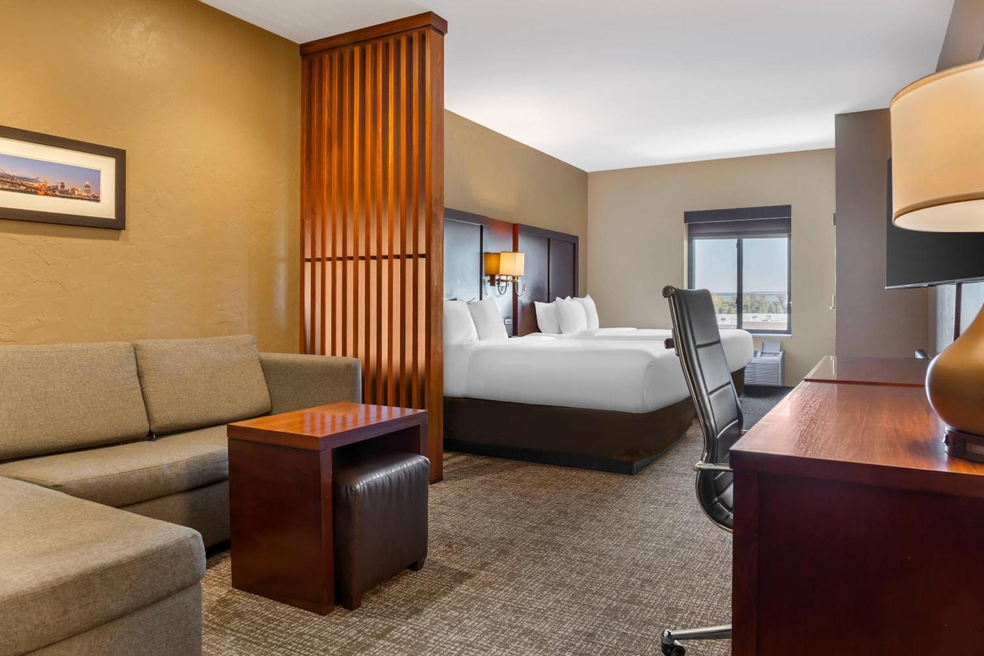 Queen Suite Two Queen Beds
