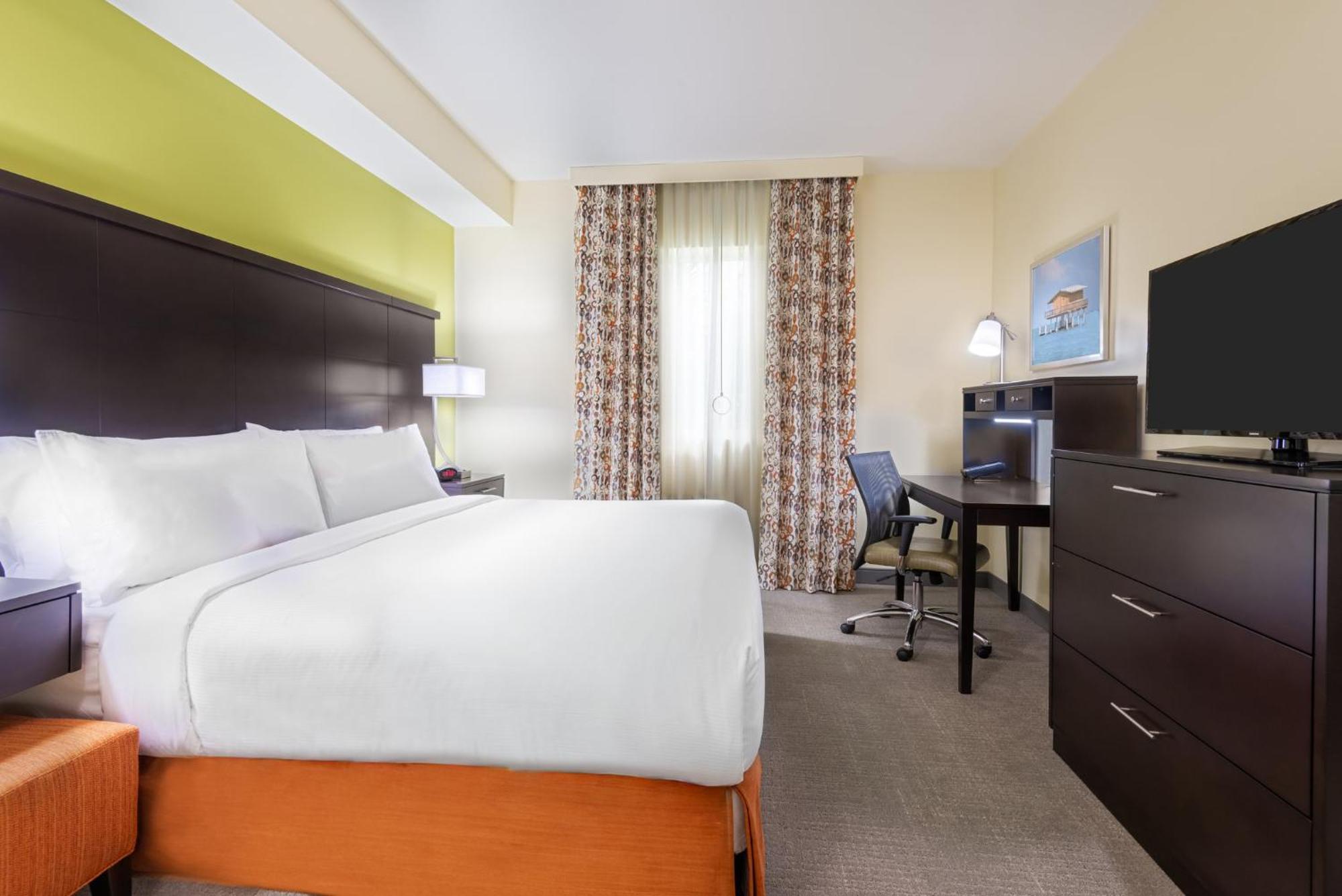 Two-Bedroom Suite One Queen Bed Two Double Beds Non-Smoking