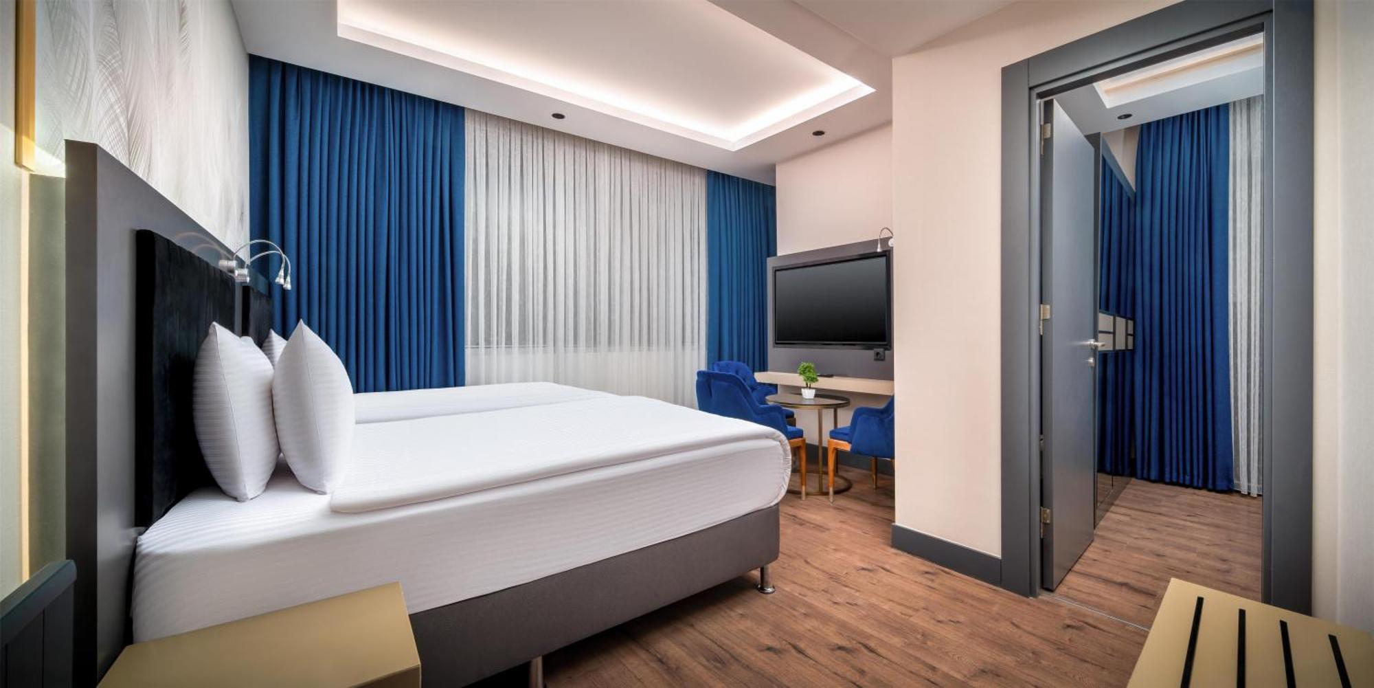 Deluxe Room One Double Two Single Beds Non-Smoking